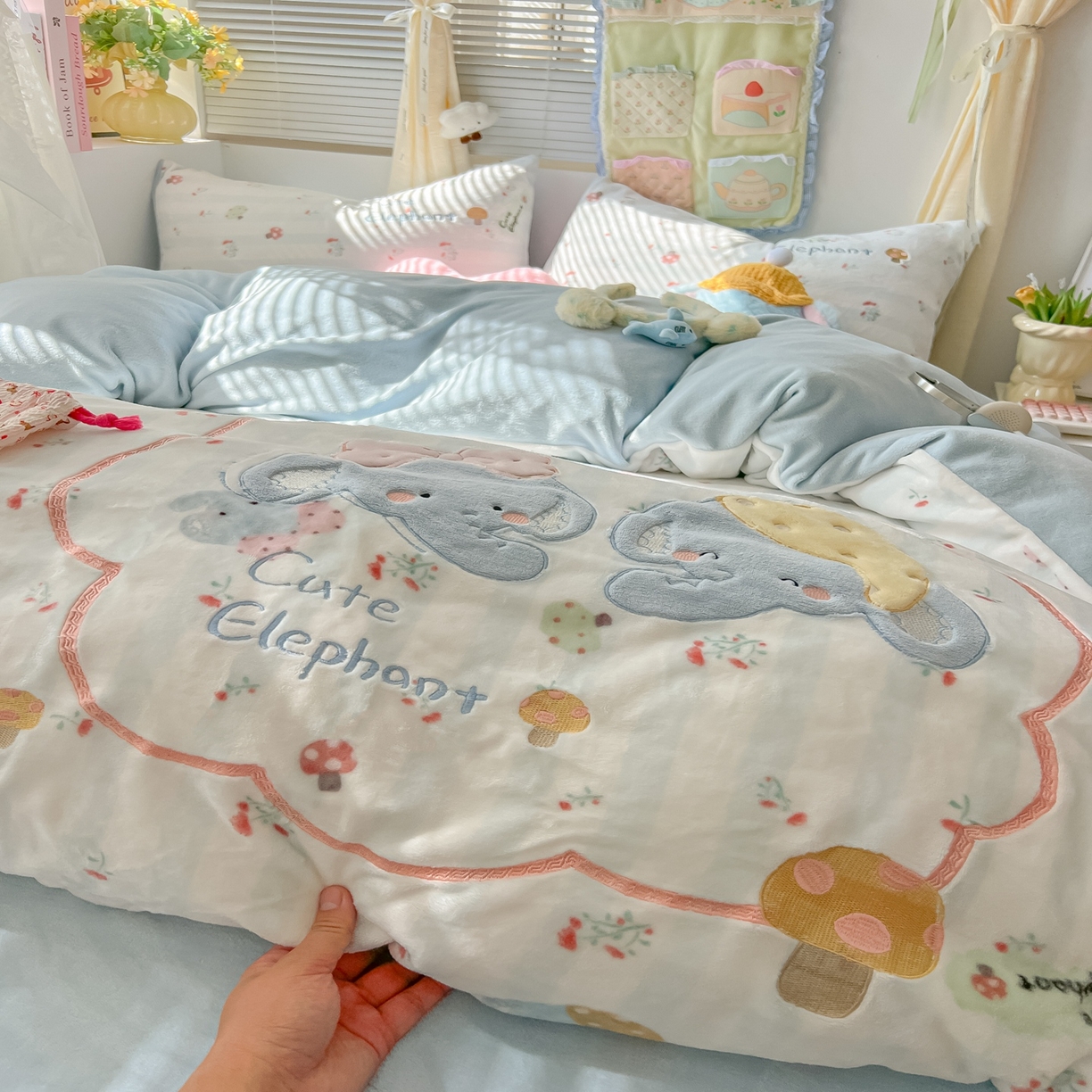 91家纺网 家纺一手货源 找家纺 （总）子钦家纺 2025秋冬新款加厚牛奶绒卡通印花贴布绣床单床笠四件套