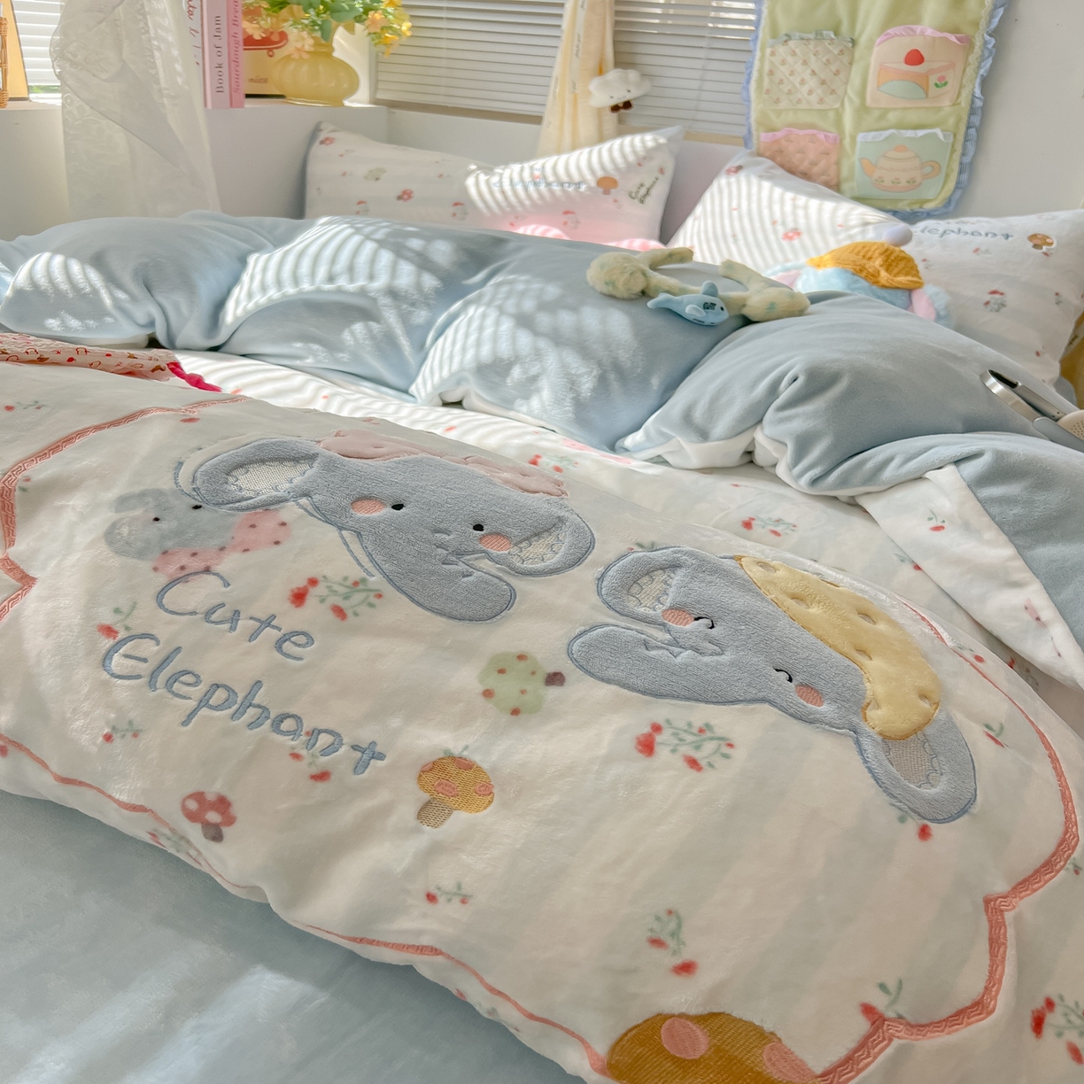 91家纺网 家纺一手货源 找家纺 （总）子钦家纺 2025秋冬新款加厚牛奶绒卡通印花贴布绣床单床笠四件套