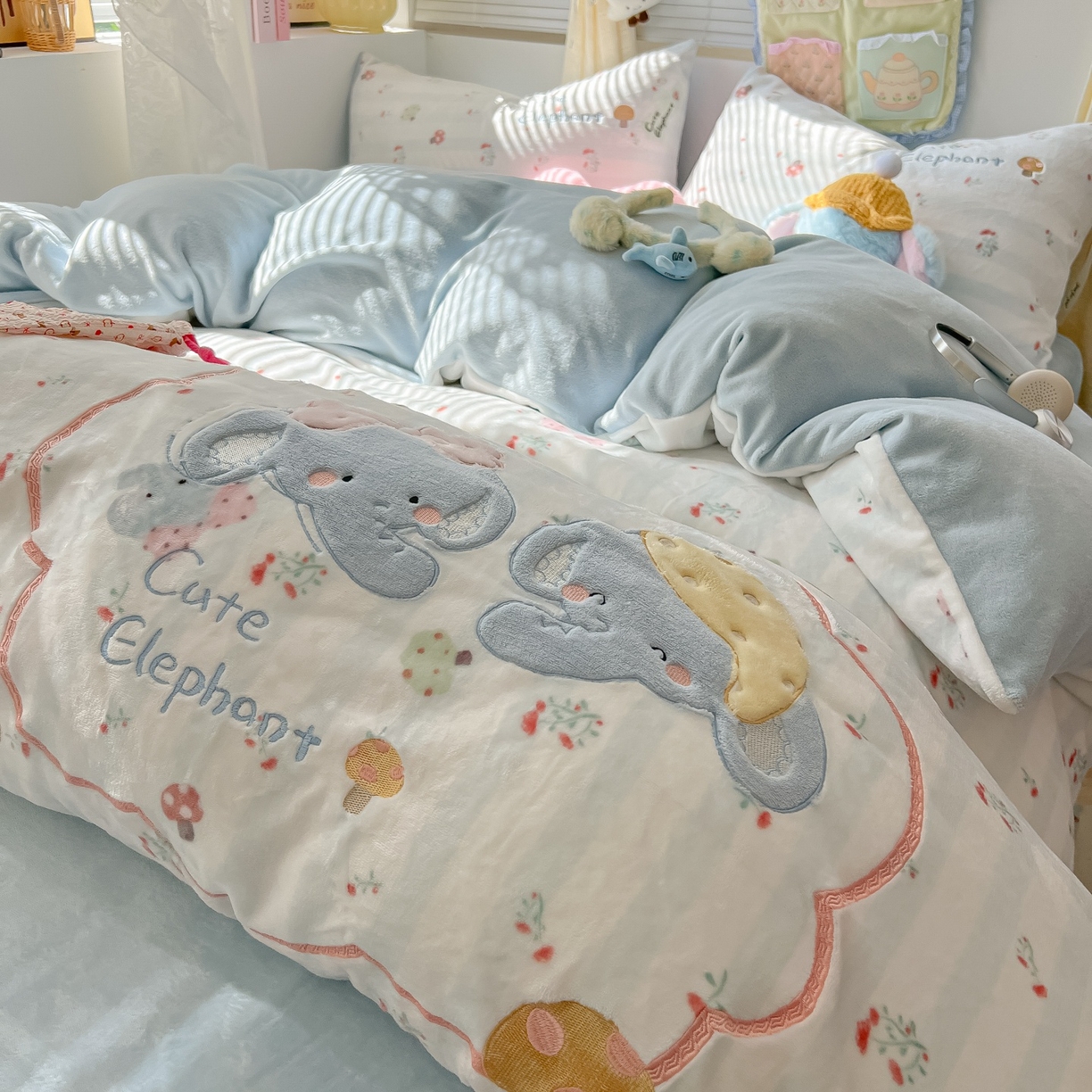 91家纺网 家纺一手货源 找家纺 （总）子钦家纺 2025秋冬新款加厚牛奶绒卡通印花贴布绣床单床笠四件套