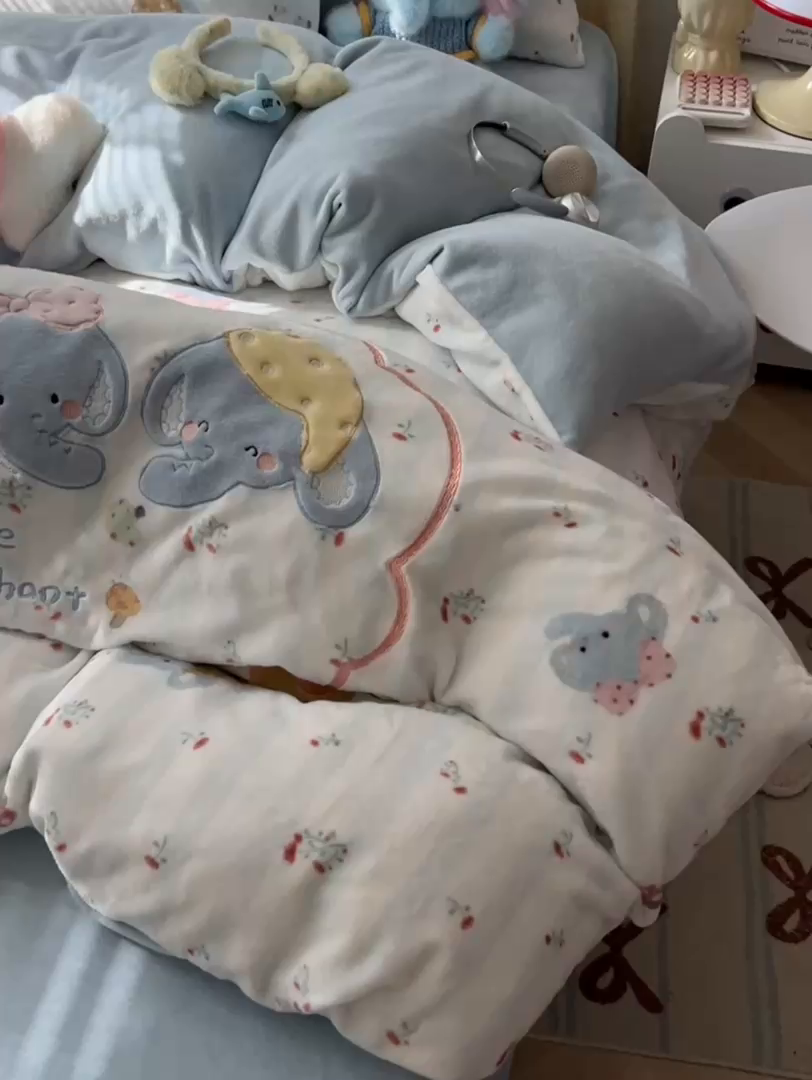 91家纺网 家纺一手货源 找家纺 （总）子钦家纺 2025秋冬新款加厚牛奶绒卡通印花贴布绣床单床笠四件套