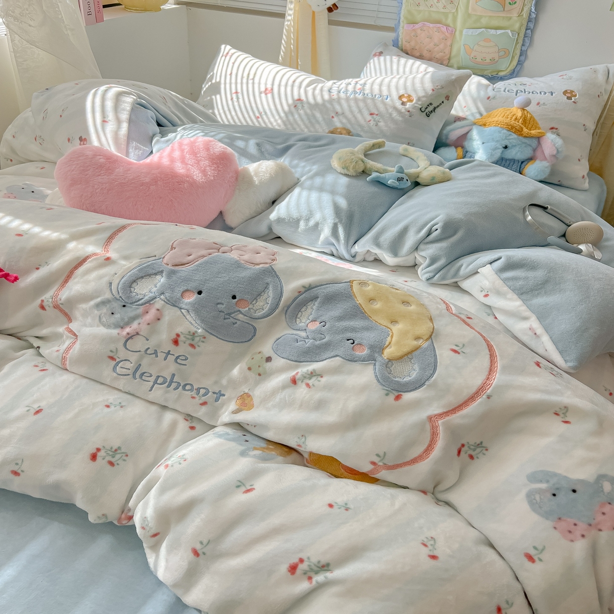 91家纺网 家纺一手货源 找家纺 子钦家纺 2025秋冬新款加厚牛奶绒卡通印花贴布绣床单床笠四件套 大象兄弟