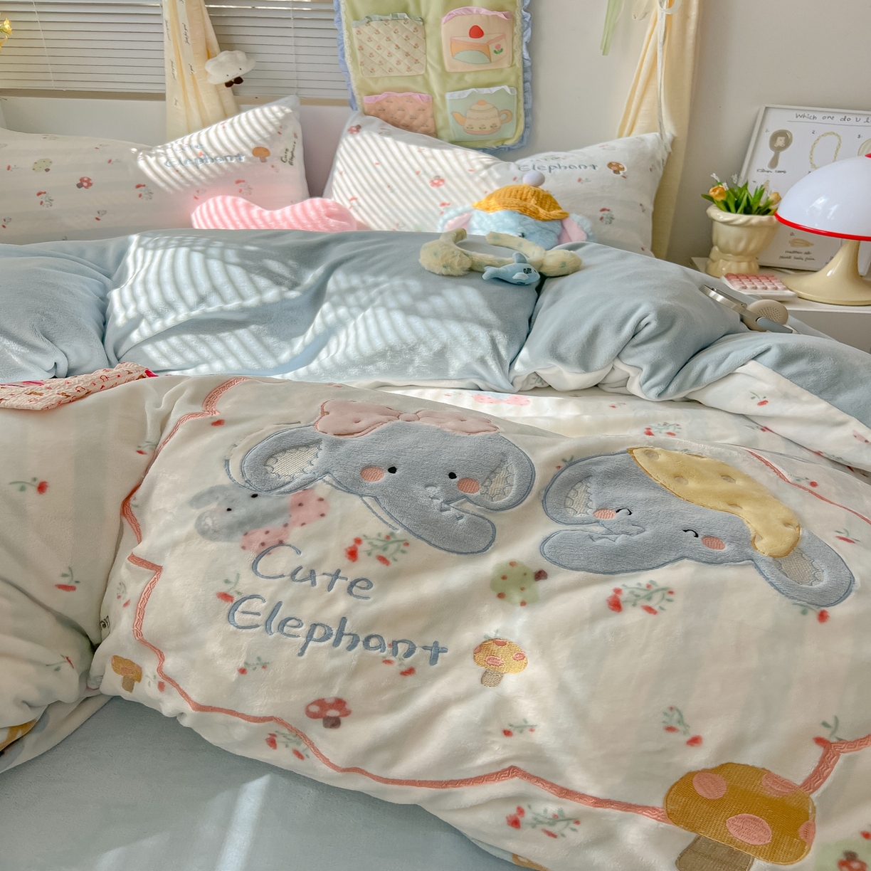 91家纺网 家纺一手货源 找家纺 子钦家纺 2025秋冬新款加厚牛奶绒卡通印花贴布绣床单床笠四件套 大象兄弟