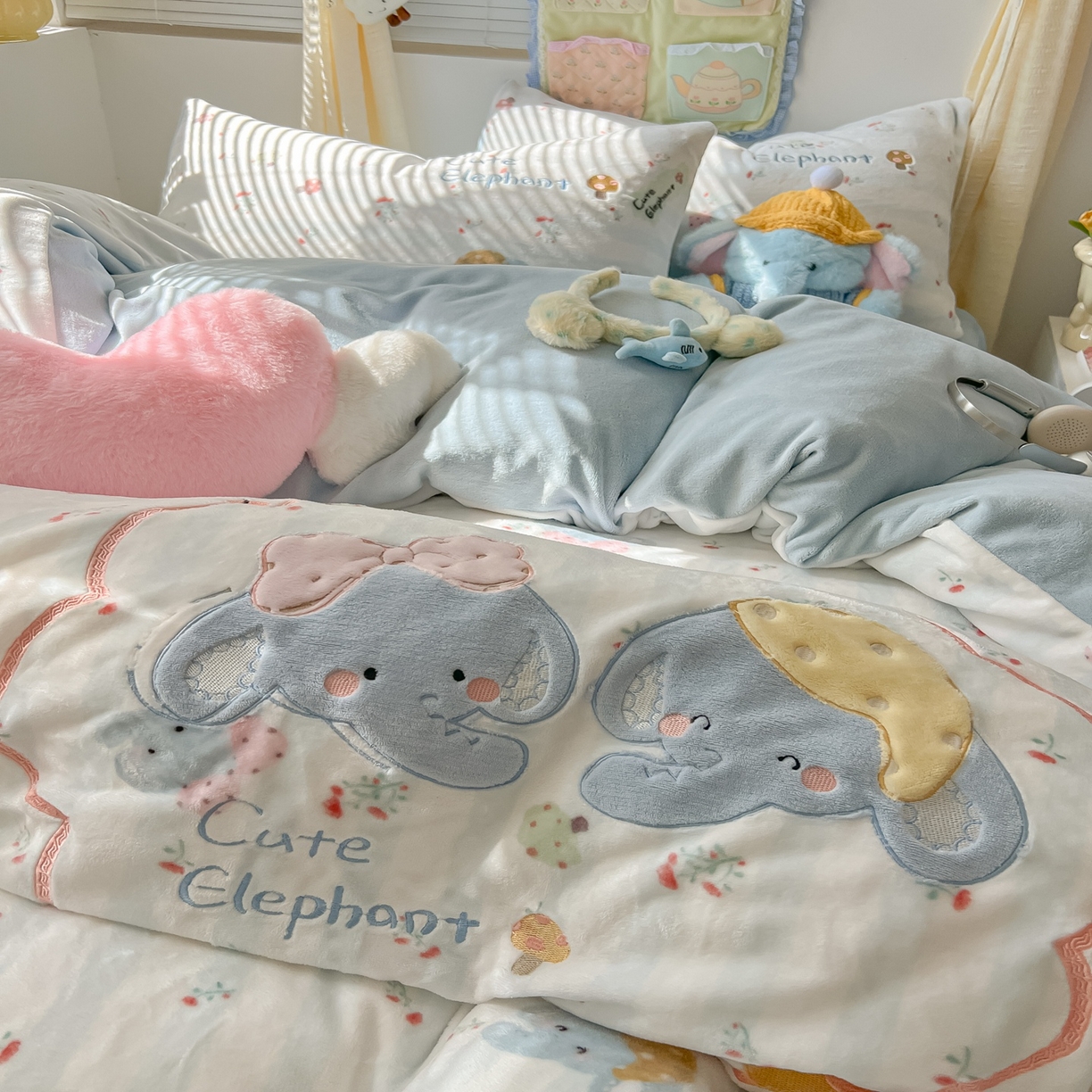 91家纺网 家纺一手货源 找家纺 子钦家纺 2025秋冬新款加厚牛奶绒卡通印花贴布绣床单床笠四件套 大象兄弟