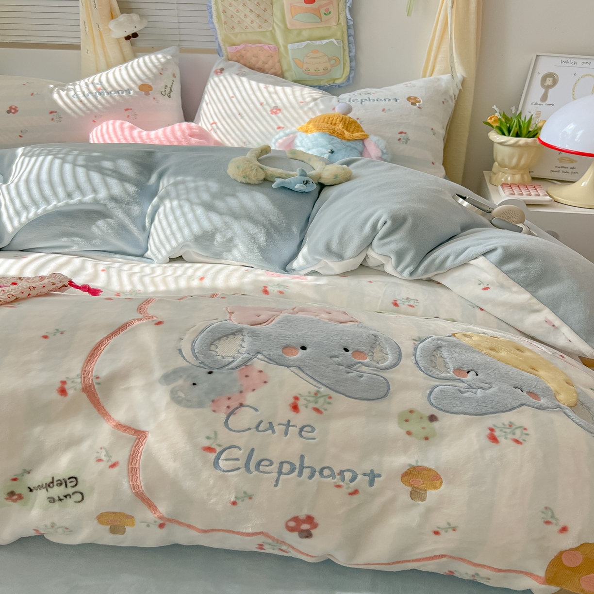 91家纺网 家纺一手货源 找家纺 子钦家纺 2025秋冬新款加厚牛奶绒卡通印花贴布绣床单床笠四件套 大象兄弟