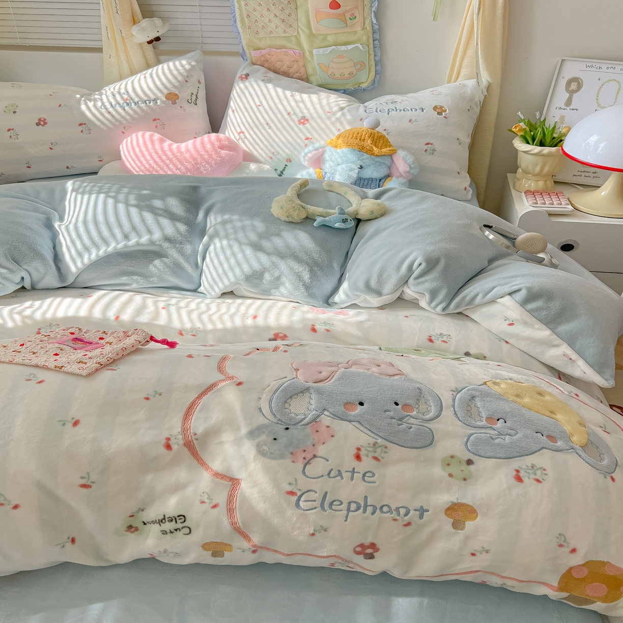 91家纺网 家纺一手货源 找家纺 子钦家纺 2025秋冬新款加厚牛奶绒卡通印花贴布绣床单床笠四件套 大象兄弟