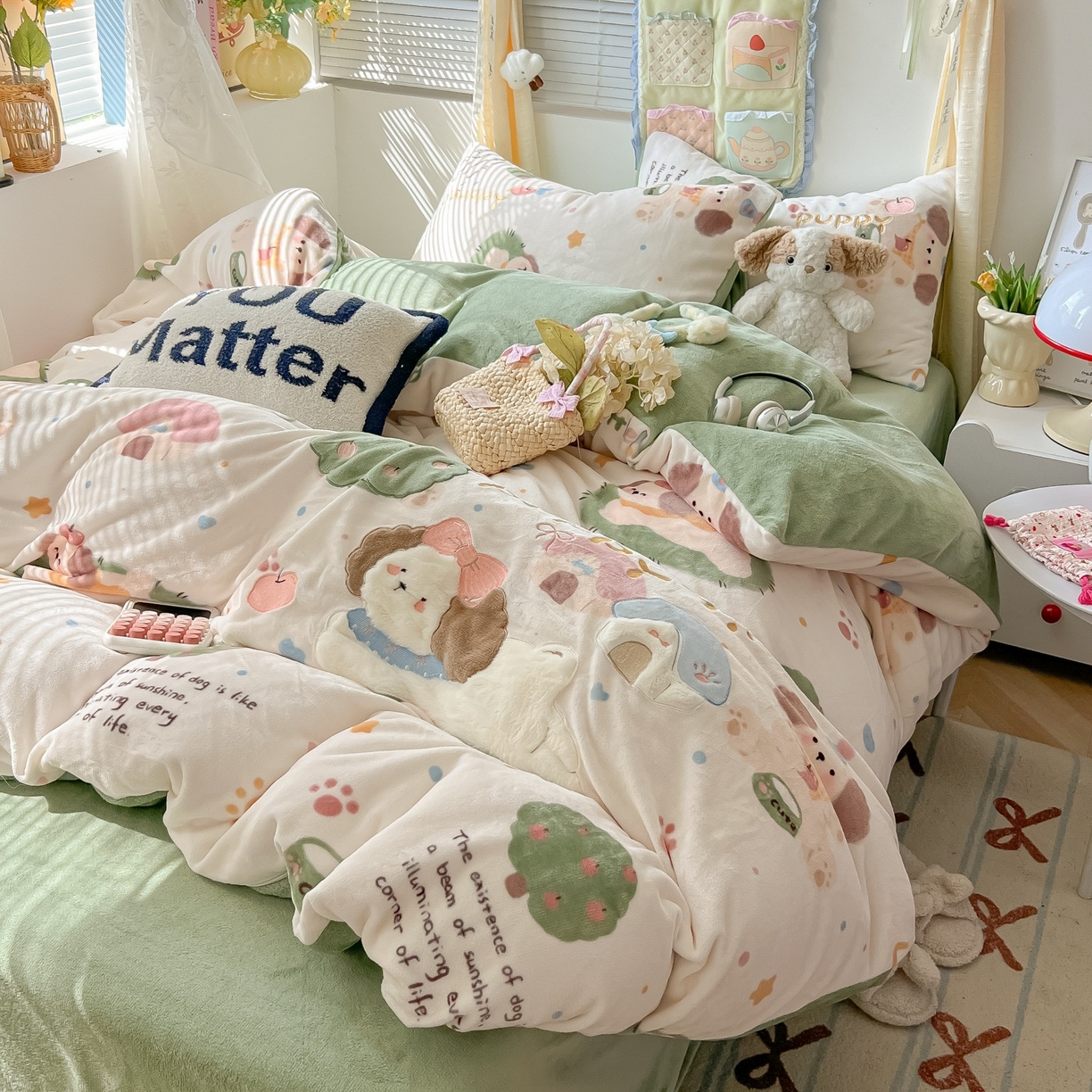 91家纺网 家纺一手货源 找家纺 子钦家纺 2025秋冬新款加厚牛奶绒卡通印花贴布绣床单床笠四件套 趴趴狗