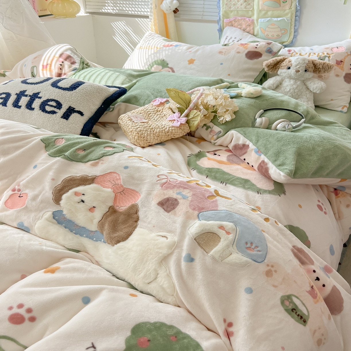 91家纺网 家纺一手货源 找家纺 子钦家纺 2025秋冬新款加厚牛奶绒卡通印花贴布绣床单床笠四件套 趴趴狗