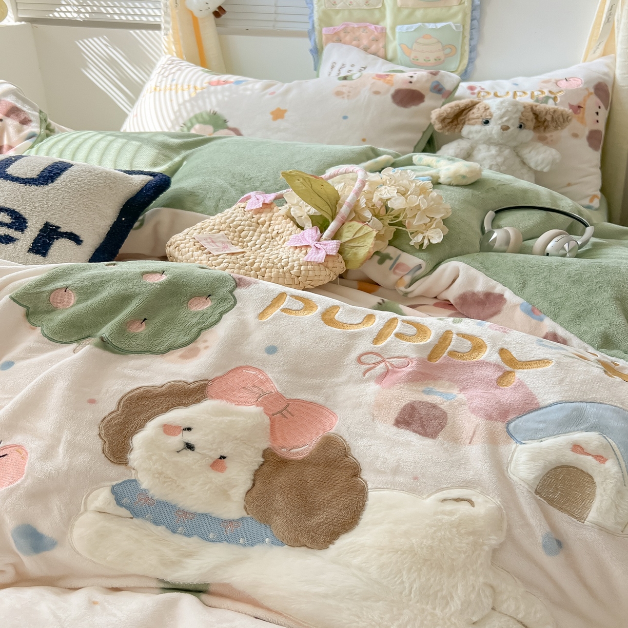 91家纺网 家纺一手货源 找家纺 子钦家纺 2025秋冬新款加厚牛奶绒卡通印花贴布绣床单床笠四件套 趴趴狗