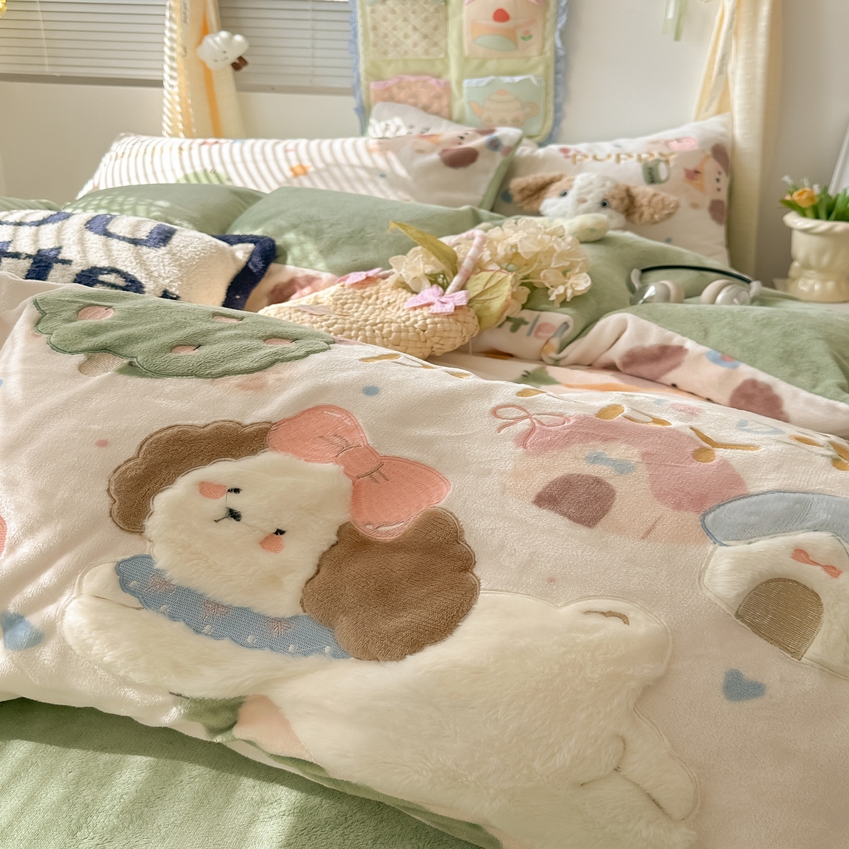 91家纺网 家纺一手货源 找家纺 子钦家纺 2025秋冬新款加厚牛奶绒卡通印花贴布绣床单床笠四件套 趴趴狗