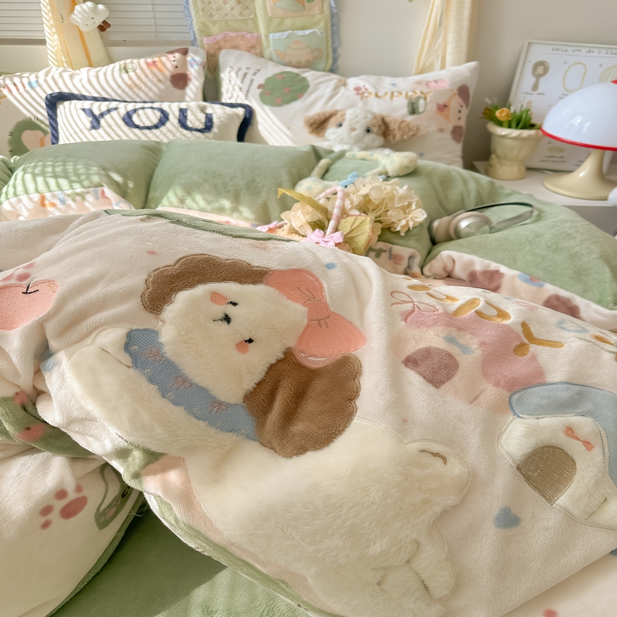 91家纺网 家纺一手货源 找家纺 子钦家纺 2025秋冬新款加厚牛奶绒卡通印花贴布绣床单床笠四件套 趴趴狗