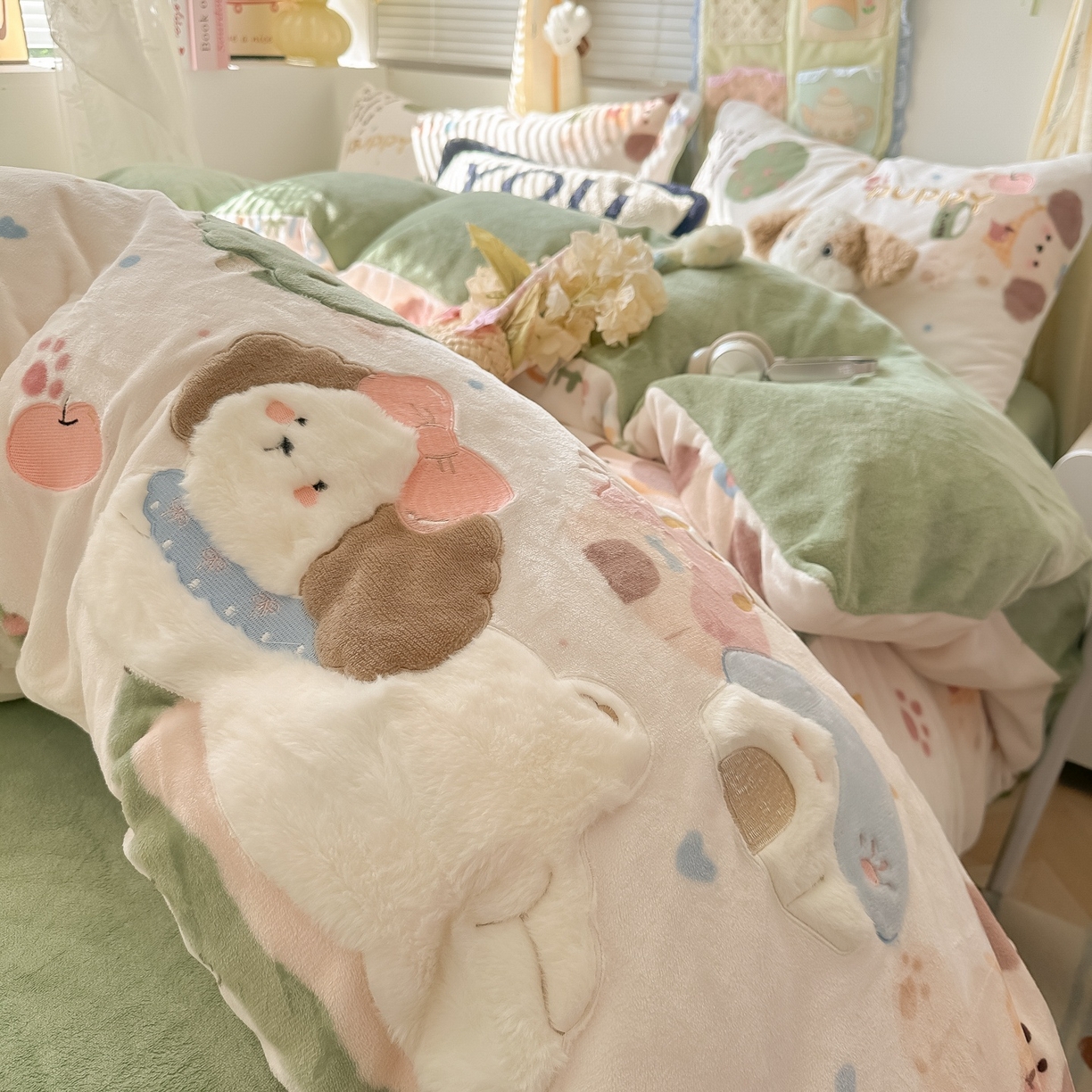 91家纺网 家纺一手货源 找家纺 子钦家纺 2025秋冬新款加厚牛奶绒卡通印花贴布绣床单床笠四件套 趴趴狗