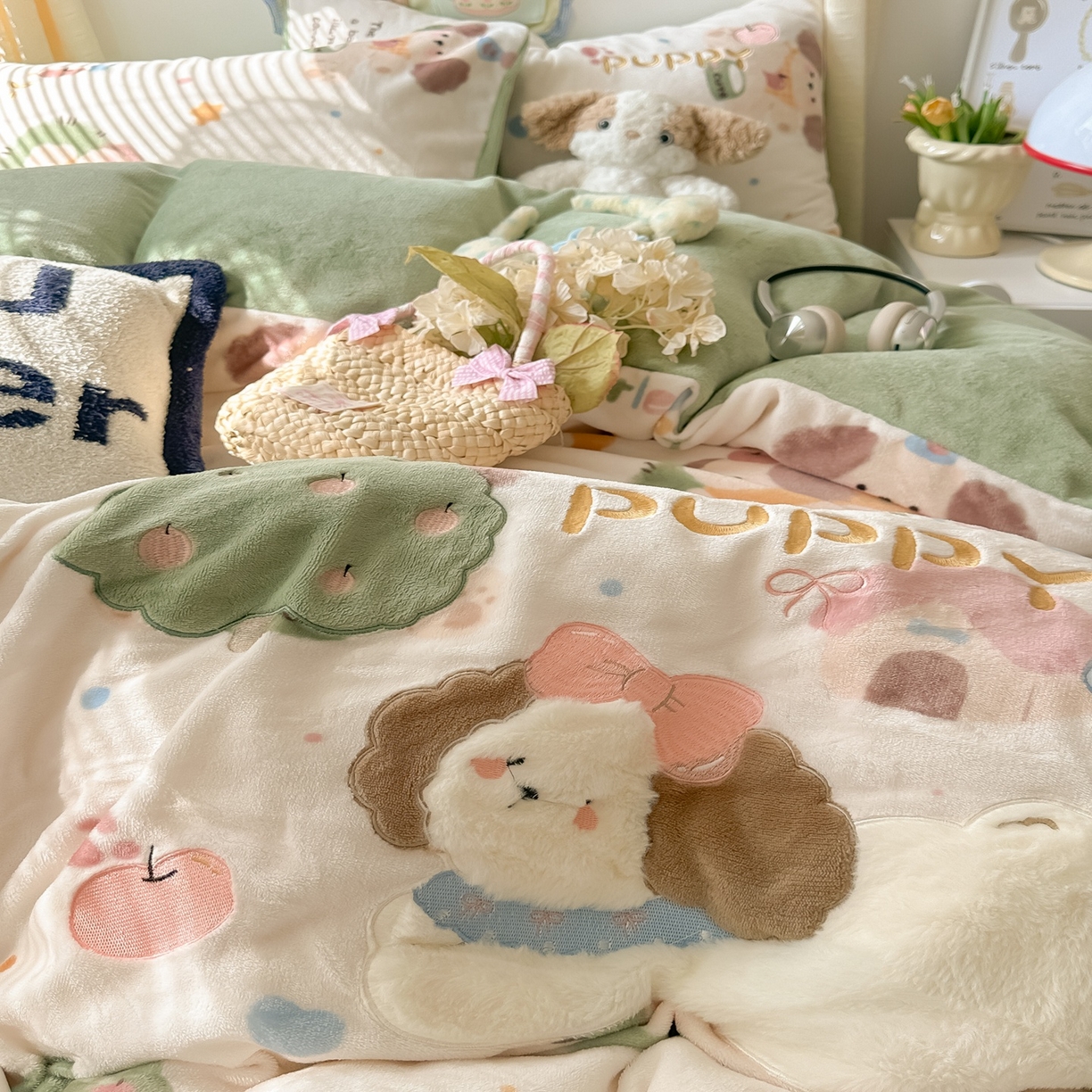 91家纺网 家纺一手货源 找家纺 子钦家纺 2025秋冬新款加厚牛奶绒卡通印花贴布绣床单床笠四件套 趴趴狗