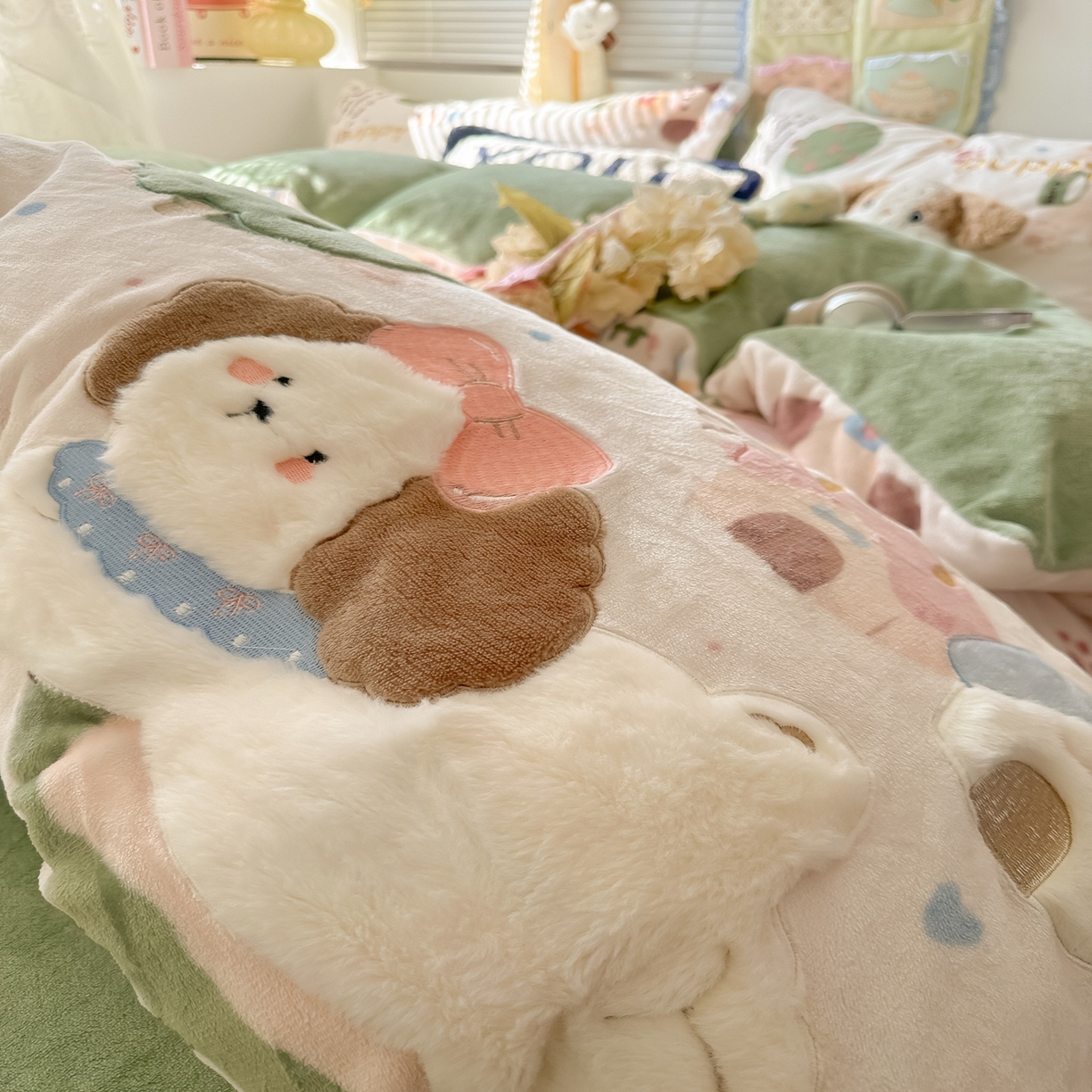 91家纺网 家纺一手货源 找家纺 子钦家纺 2025秋冬新款加厚牛奶绒卡通印花贴布绣床单床笠四件套 趴趴狗