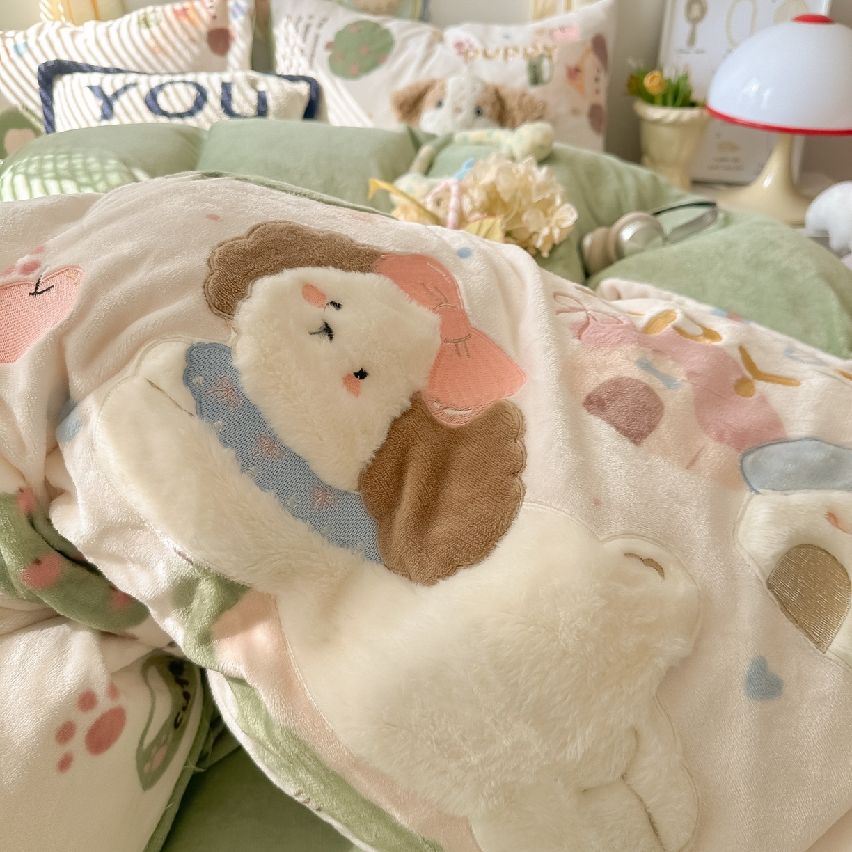 91家纺网 家纺一手货源 找家纺 子钦家纺 2025秋冬新款加厚牛奶绒卡通印花贴布绣床单床笠四件套 趴趴狗