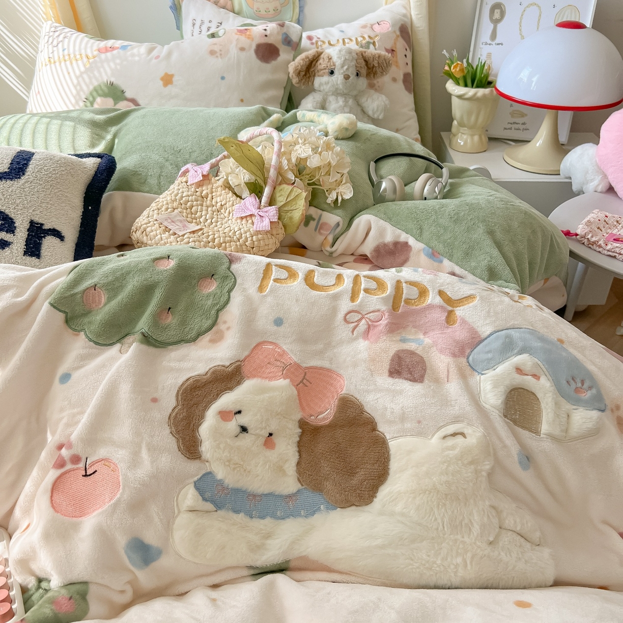 91家纺网 家纺一手货源 找家纺 子钦家纺 2025秋冬新款加厚牛奶绒卡通印花贴布绣床单床笠四件套 趴趴狗