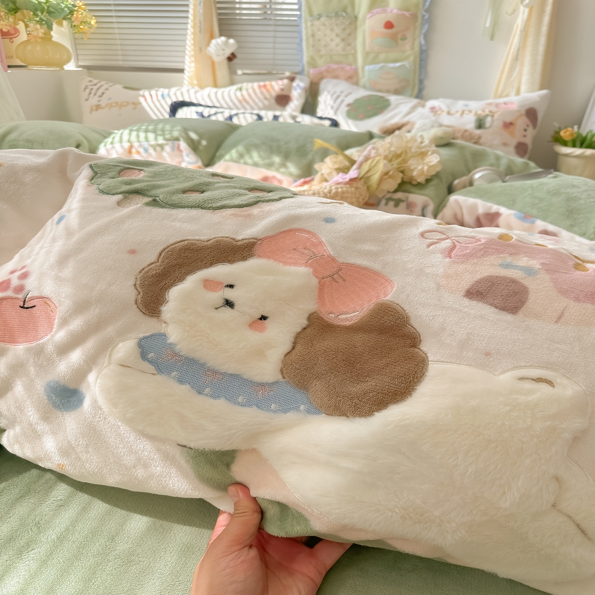 91家纺网 家纺一手货源 找家纺 子钦家纺 2025秋冬新款加厚牛奶绒卡通印花贴布绣床单床笠四件套 趴趴狗