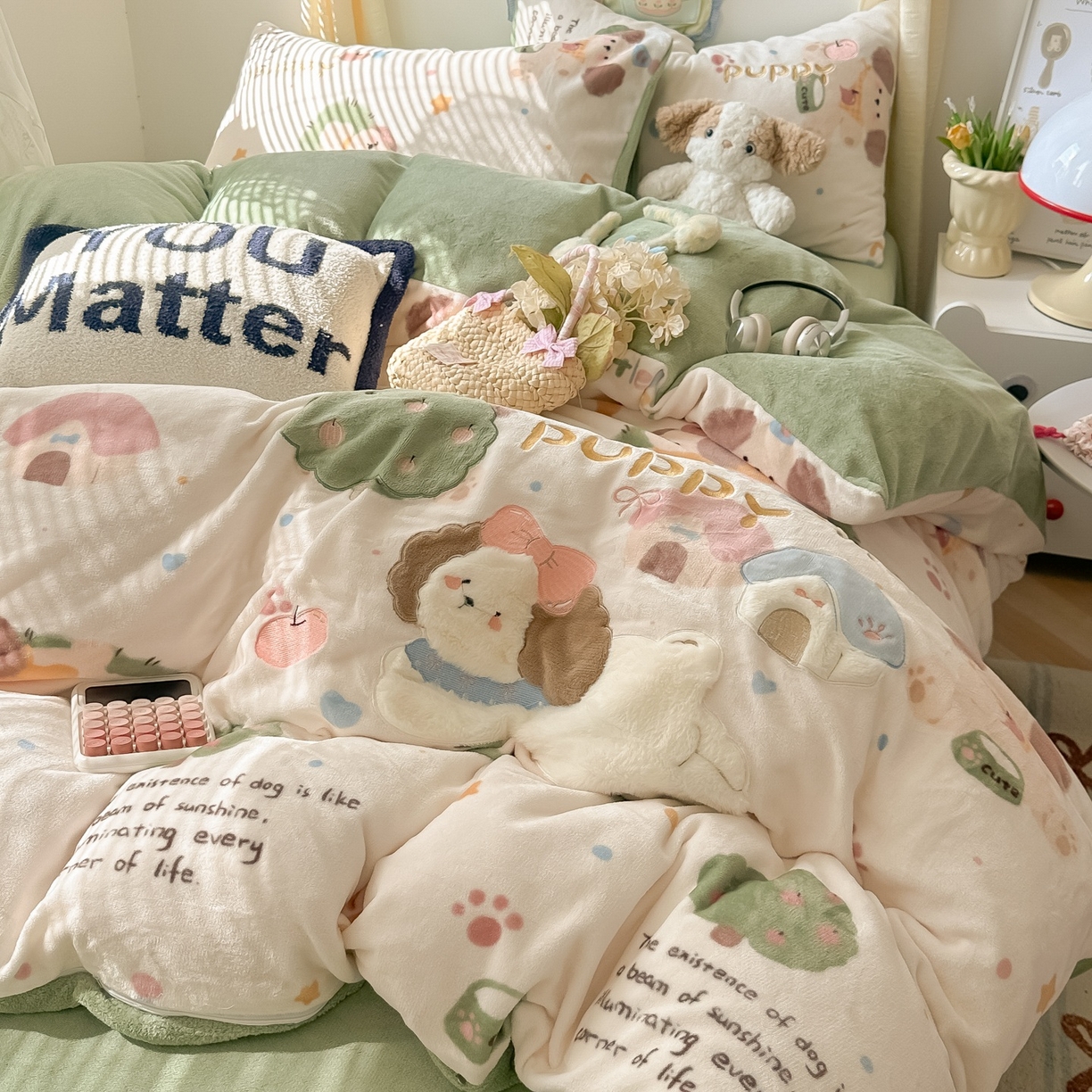 91家纺网 家纺一手货源 找家纺 子钦家纺 2025秋冬新款加厚牛奶绒卡通印花贴布绣床单床笠四件套 趴趴狗