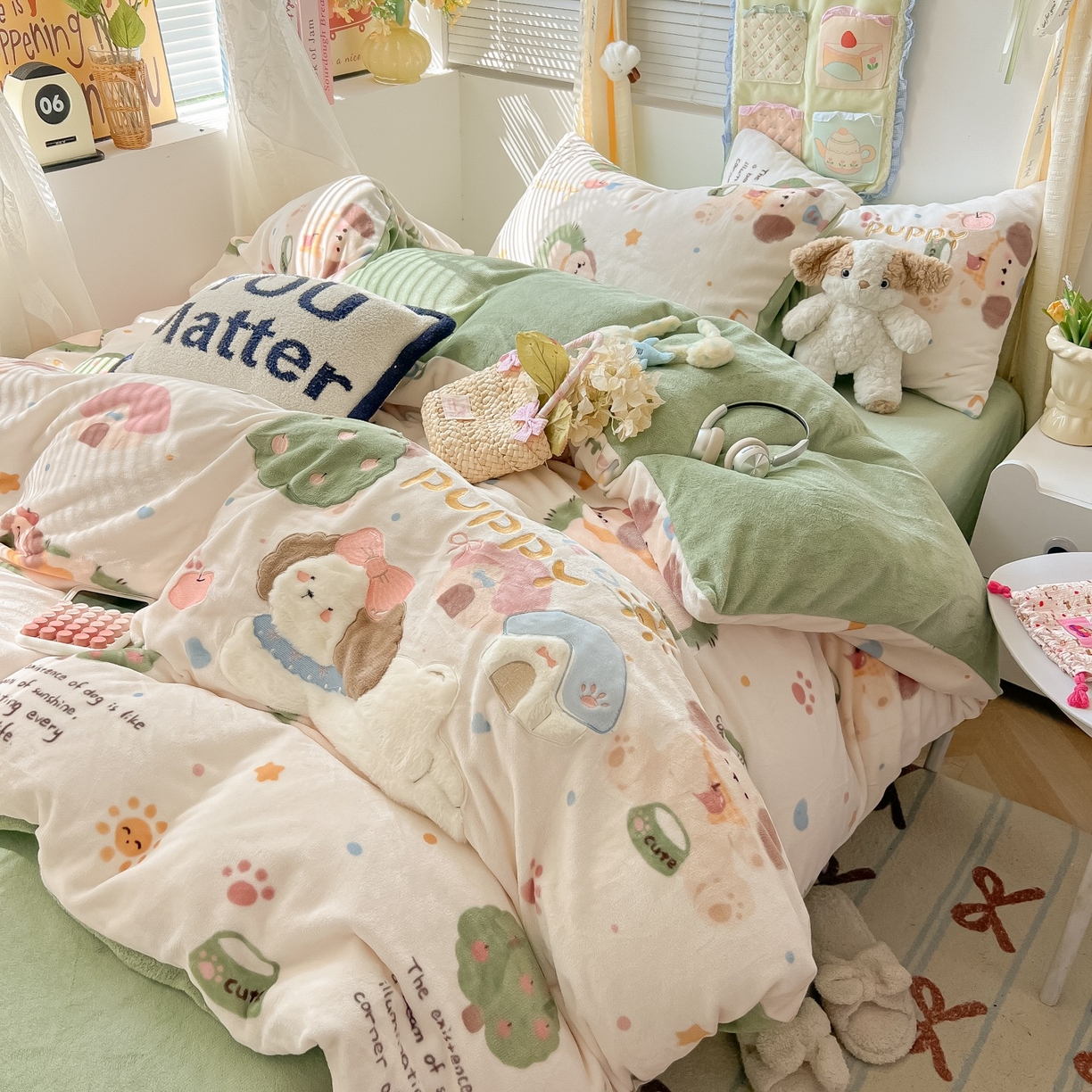 91家纺网 家纺一手货源 找家纺 子钦家纺 2025秋冬新款加厚牛奶绒卡通印花贴布绣床单床笠四件套 趴趴狗