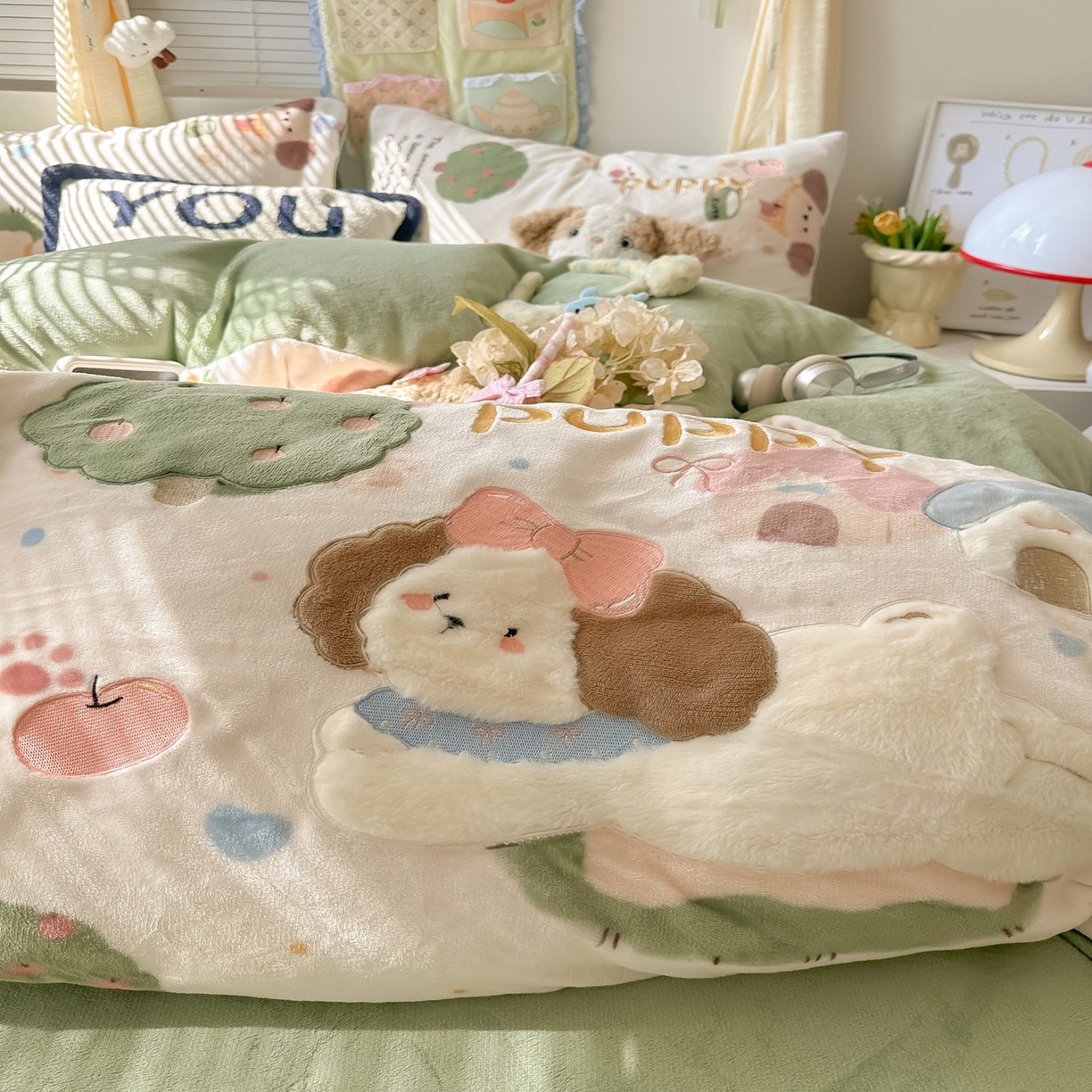 91家纺网 家纺一手货源 找家纺 子钦家纺 2025秋冬新款加厚牛奶绒卡通印花贴布绣床单床笠四件套 趴趴狗