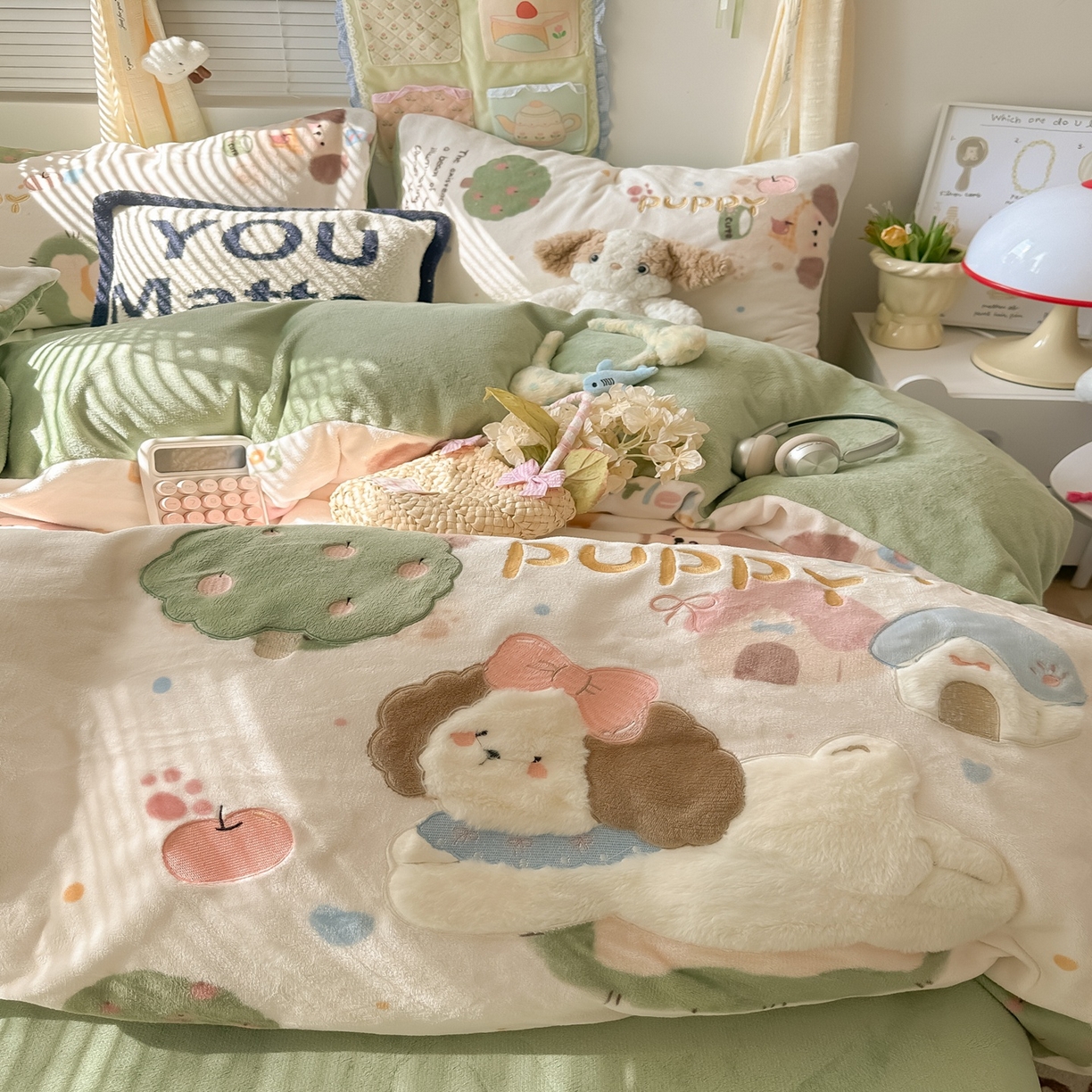 91家纺网 家纺一手货源 找家纺 子钦家纺 2025秋冬新款加厚牛奶绒卡通印花贴布绣床单床笠四件套 趴趴狗