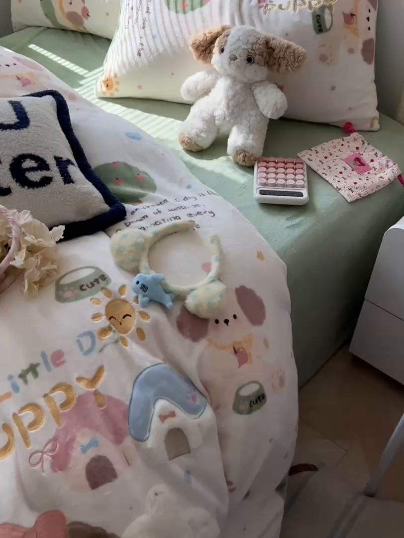 91家纺网 家纺一手货源 找家纺 子钦家纺 2025秋冬新款加厚牛奶绒卡通印花贴布绣床单床笠四件套 趴趴狗