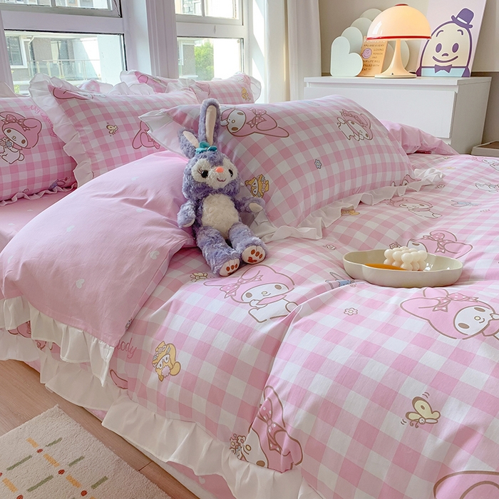 91家纺网 家纺一手货源 找家纺 玉元坊2025新款三丽鸥系列 全棉床单纯棉床裙三四件套  粉格美乐蒂【花边款】