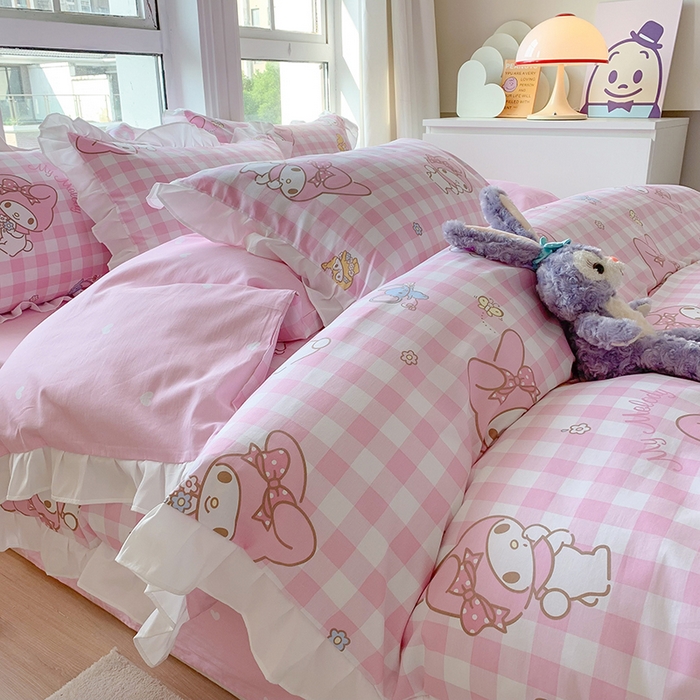 91家纺网 家纺一手货源 找家纺 玉元坊2025新款三丽鸥系列 全棉床单纯棉床裙三四件套  粉格美乐蒂【花边款】