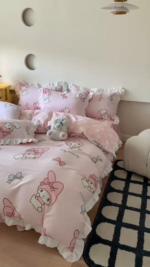 91家纺网 家纺一手货源 找家纺 玉元坊2025新款三丽鸥系列 全棉床单纯棉床裙三四件套  蝴蝶结美乐蒂【花边款】