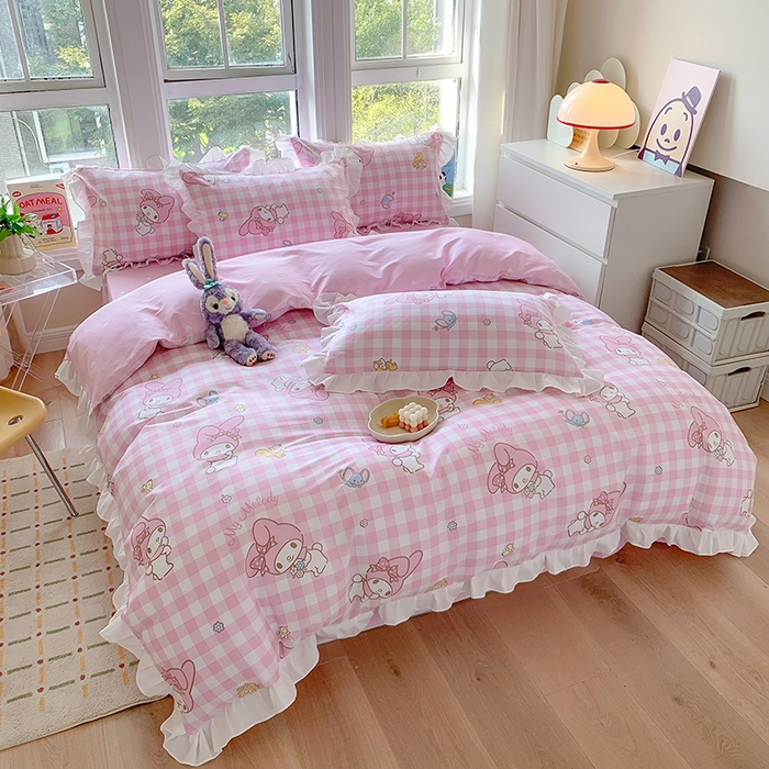 91家纺网 家纺一手货源 找家纺 玉元坊2025新款三丽鸥系列 全棉床单纯棉床裙三四件套  粉格美乐蒂【花边款】