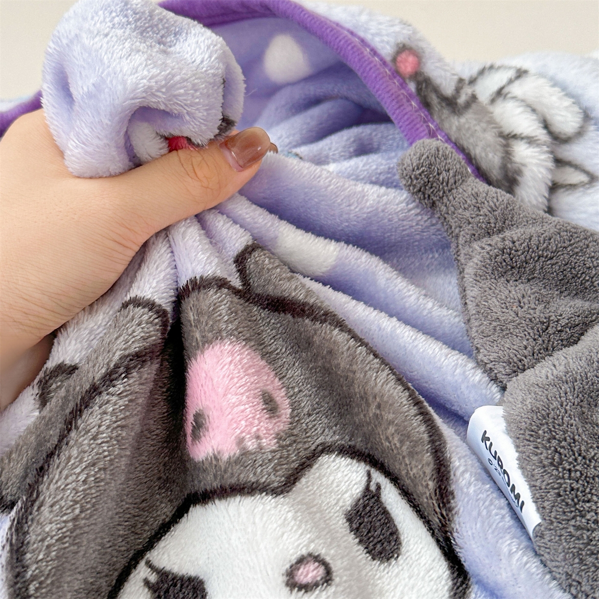 91家纺网 家纺一手货源 找家纺 花满路 2025新款亲肤舒适三丽鸥儿童毯毛毯毯子 草莓库洛米