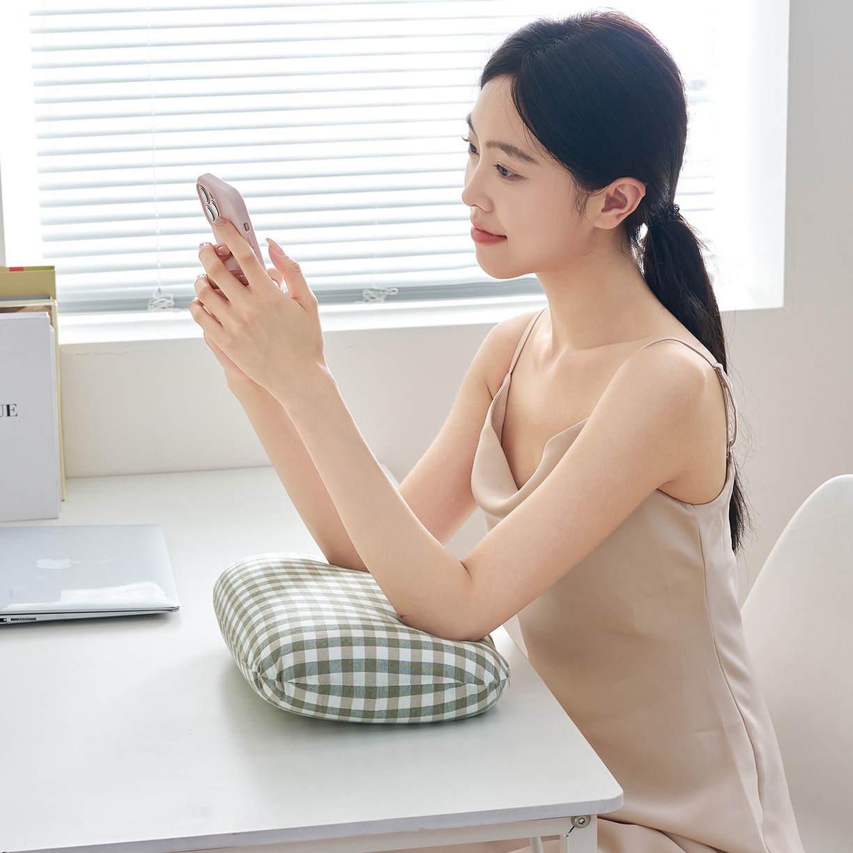 91家纺网 家纺一手货源 找家纺 鼎盛乳胶 2025新款腰靠乳胶枕面包枕 水洗绿