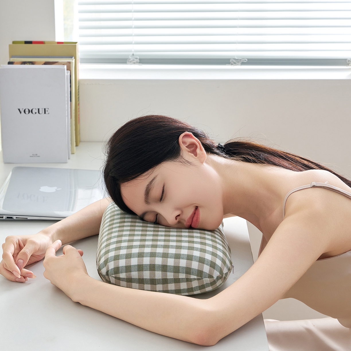 91家纺网 家纺一手货源 找家纺 鼎盛乳胶 2025新款腰靠乳胶枕面包枕 水洗绿