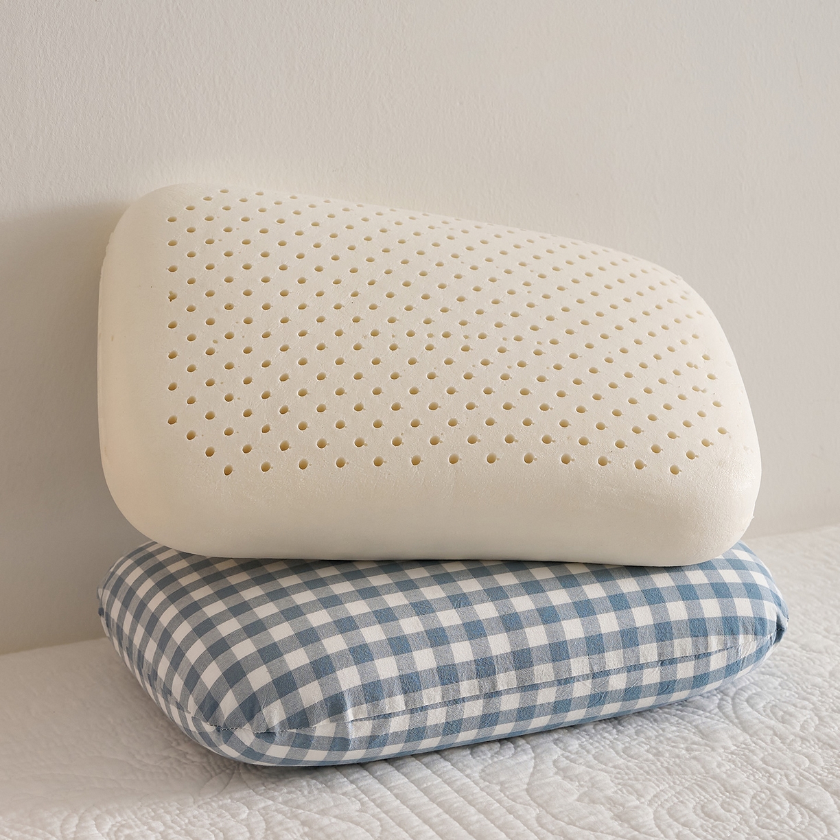 91家纺网 家纺一手货源 找家纺 鼎盛乳胶 2025新款腰靠乳胶枕面包枕 水洗蓝