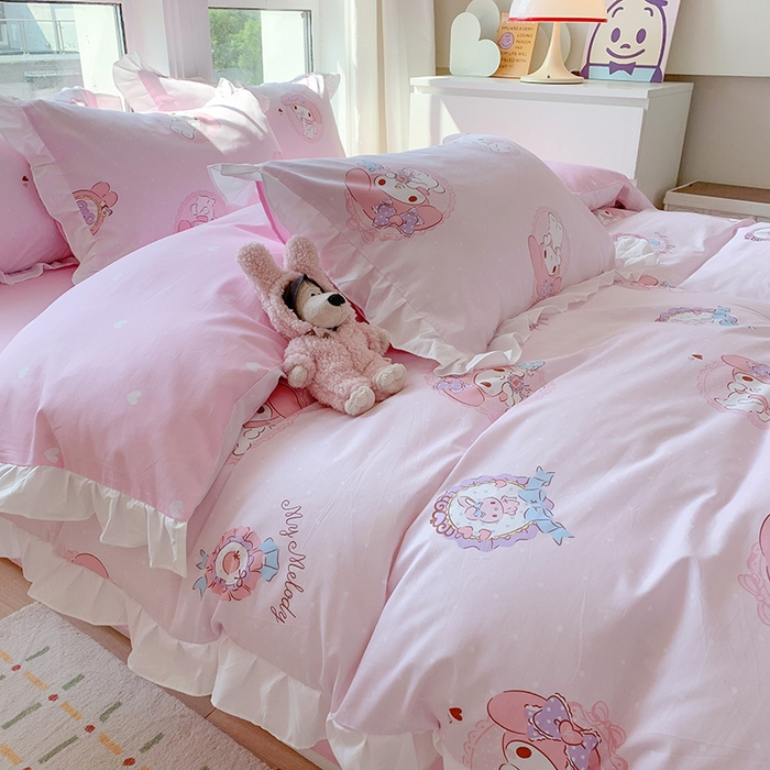 91家纺网 家纺一手货源 找家纺 玉元坊2025新款三丽鸥系列 全棉床单纯棉床裙三四件套  小兔美乐蒂【花边款】