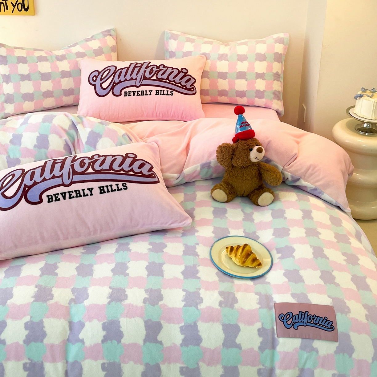 91家纺网 家纺一手货源 找家纺 如一 2025新款美式复古风数码织标牛奶绒四件套 复古粉