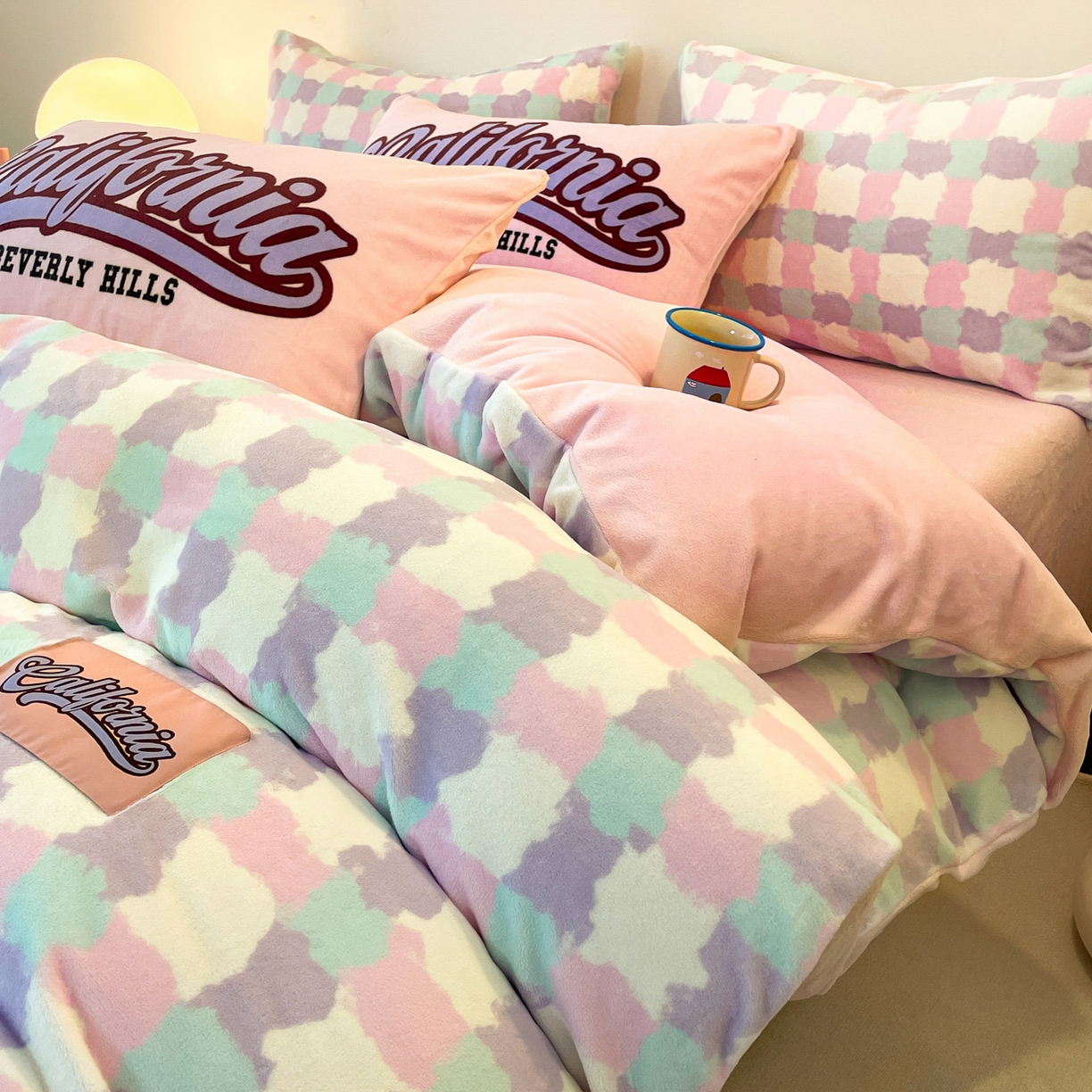 91家纺网 家纺一手货源 找家纺 如一 2025新款美式复古风数码织标牛奶绒四件套 复古粉