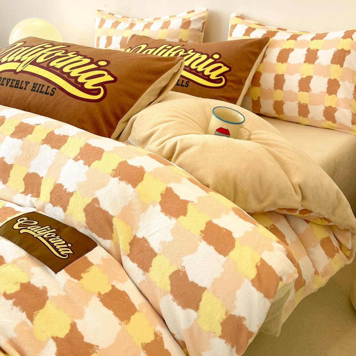 91家纺网 家纺一手货源 找家纺 如一 2025新款美式复古风数码织标牛奶绒四件套 复古咖