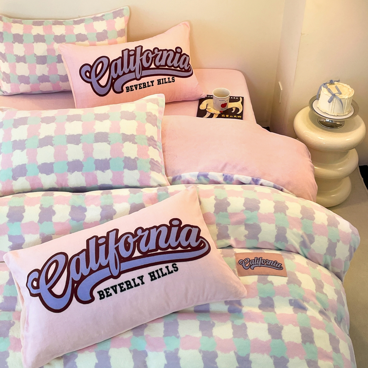 91家纺网 家纺一手货源 找家纺 如一 2025新款美式复古风数码织标牛奶绒四件套 复古粉