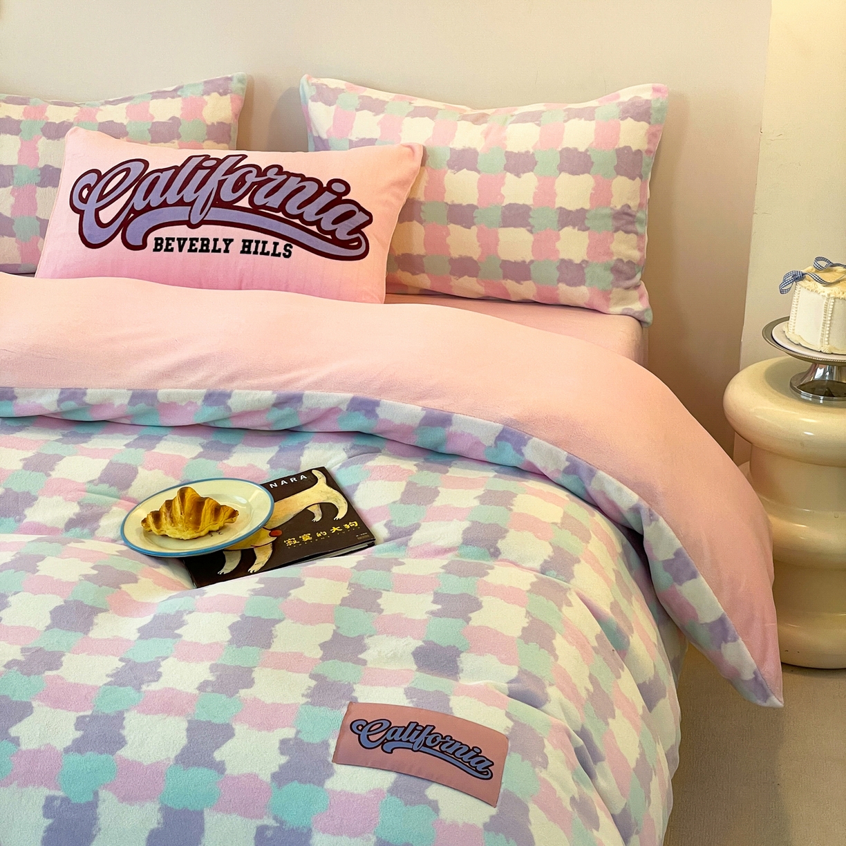 91家纺网 家纺一手货源 找家纺 如一 2025新款美式复古风数码织标牛奶绒四件套 复古粉