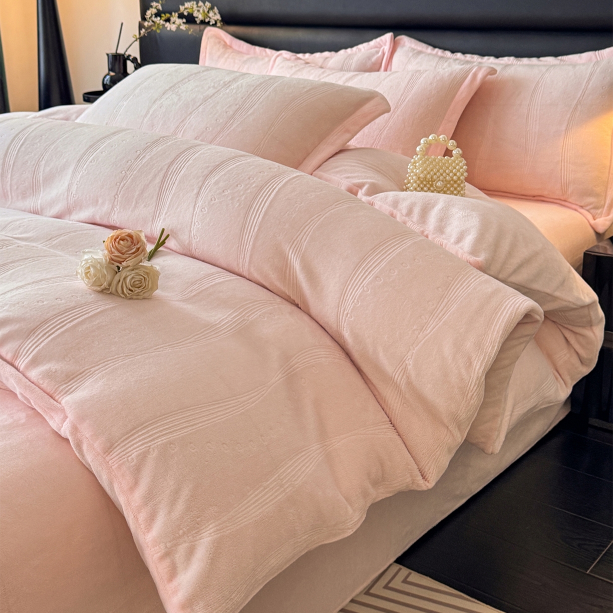 91家纺网 家纺一手货源 找家纺 逸尚阁 2025新款立体雕花牛奶绒四件套--史密斯 史密斯-浅粉玉