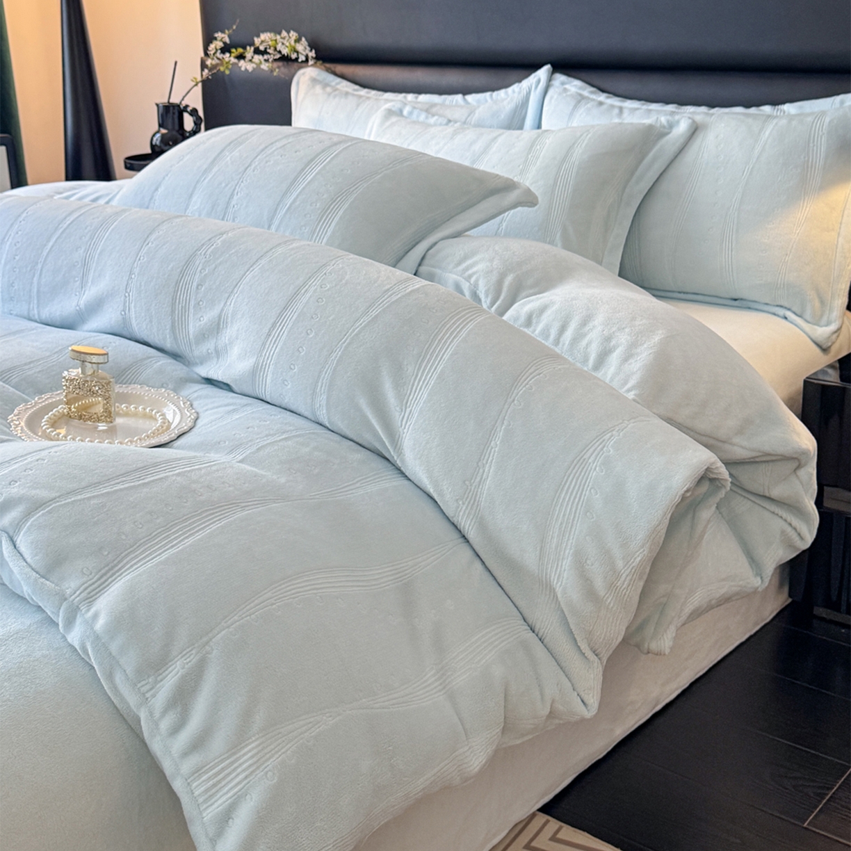 91家纺网 家纺一手货源 找家纺 逸尚阁 2025新款立体雕花牛奶绒四件套--史密斯 史密斯-海洋蓝