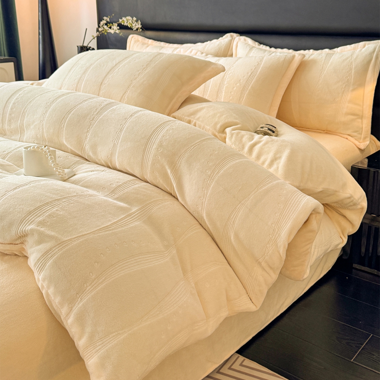 91家纺网 家纺一手货源 找家纺 逸尚阁 2025新款立体雕花牛奶绒四件套--史密斯 史密斯-蜜瓜黄