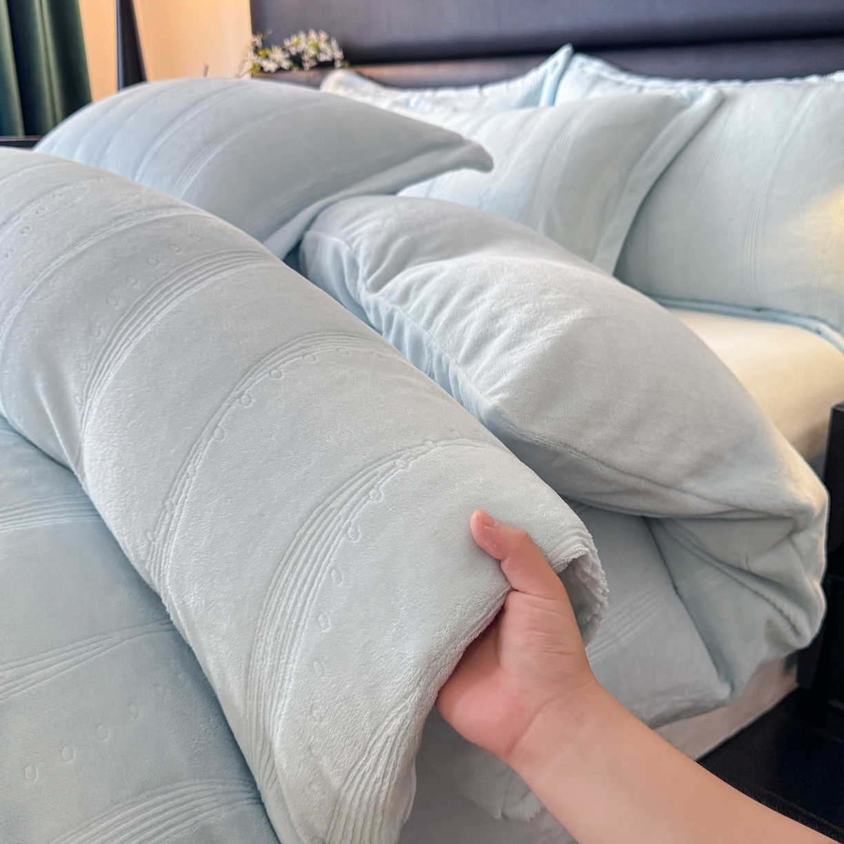 91家纺网 家纺一手货源 找家纺 逸尚阁 2025新款立体雕花牛奶绒四件套--史密斯 史密斯-海洋蓝