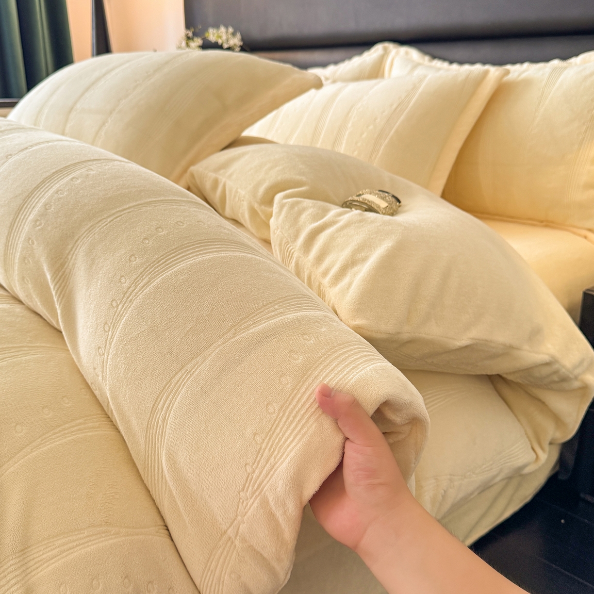 91家纺网 家纺一手货源 找家纺 逸尚阁 2025新款立体雕花牛奶绒四件套--史密斯 史密斯-蜜瓜黄