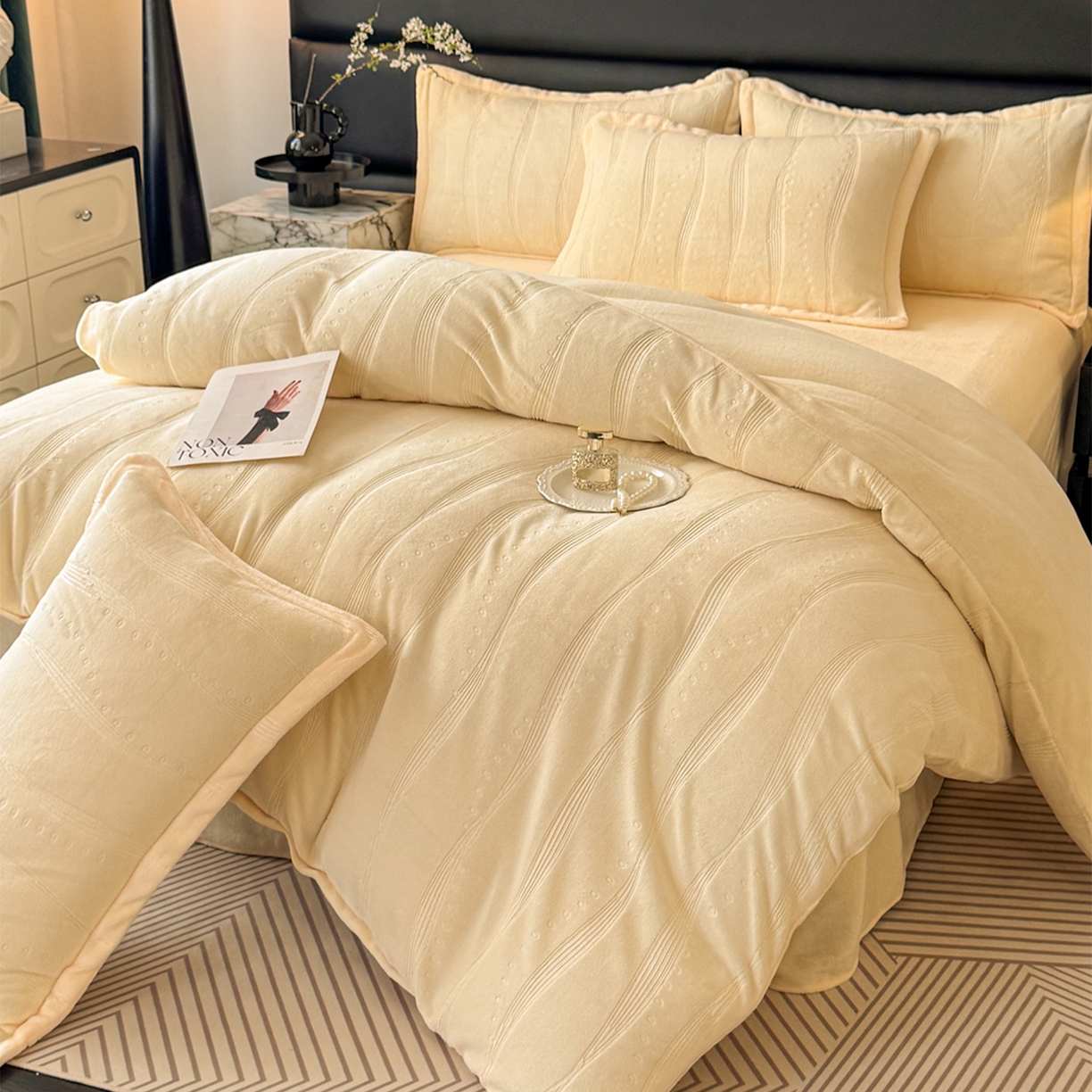 91家纺网 家纺一手货源 找家纺 逸尚阁 2025新款立体雕花牛奶绒四件套--史密斯 史密斯-蜜瓜黄