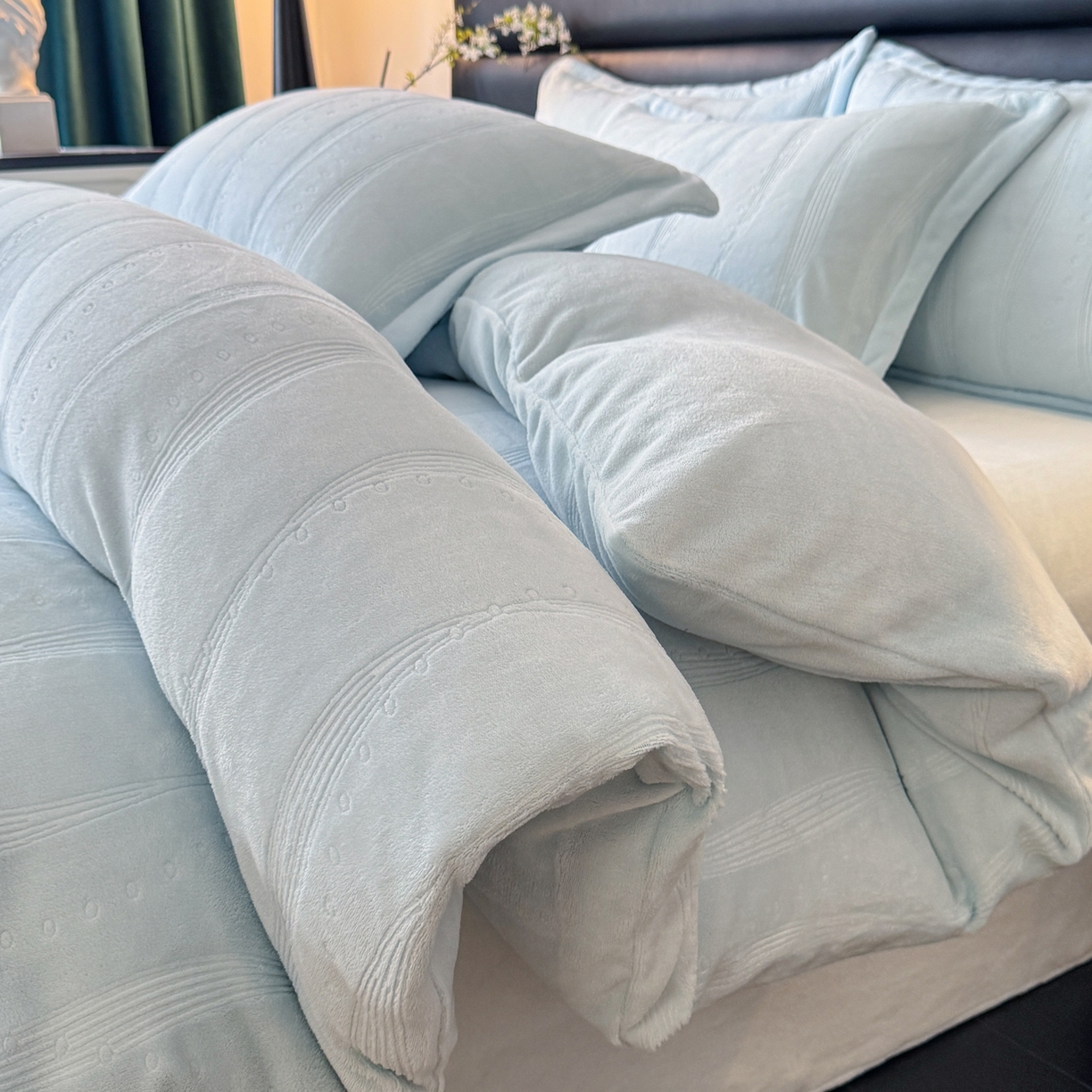91家纺网 家纺一手货源 找家纺 逸尚阁 2025新款立体雕花牛奶绒四件套--史密斯 史密斯-海洋蓝