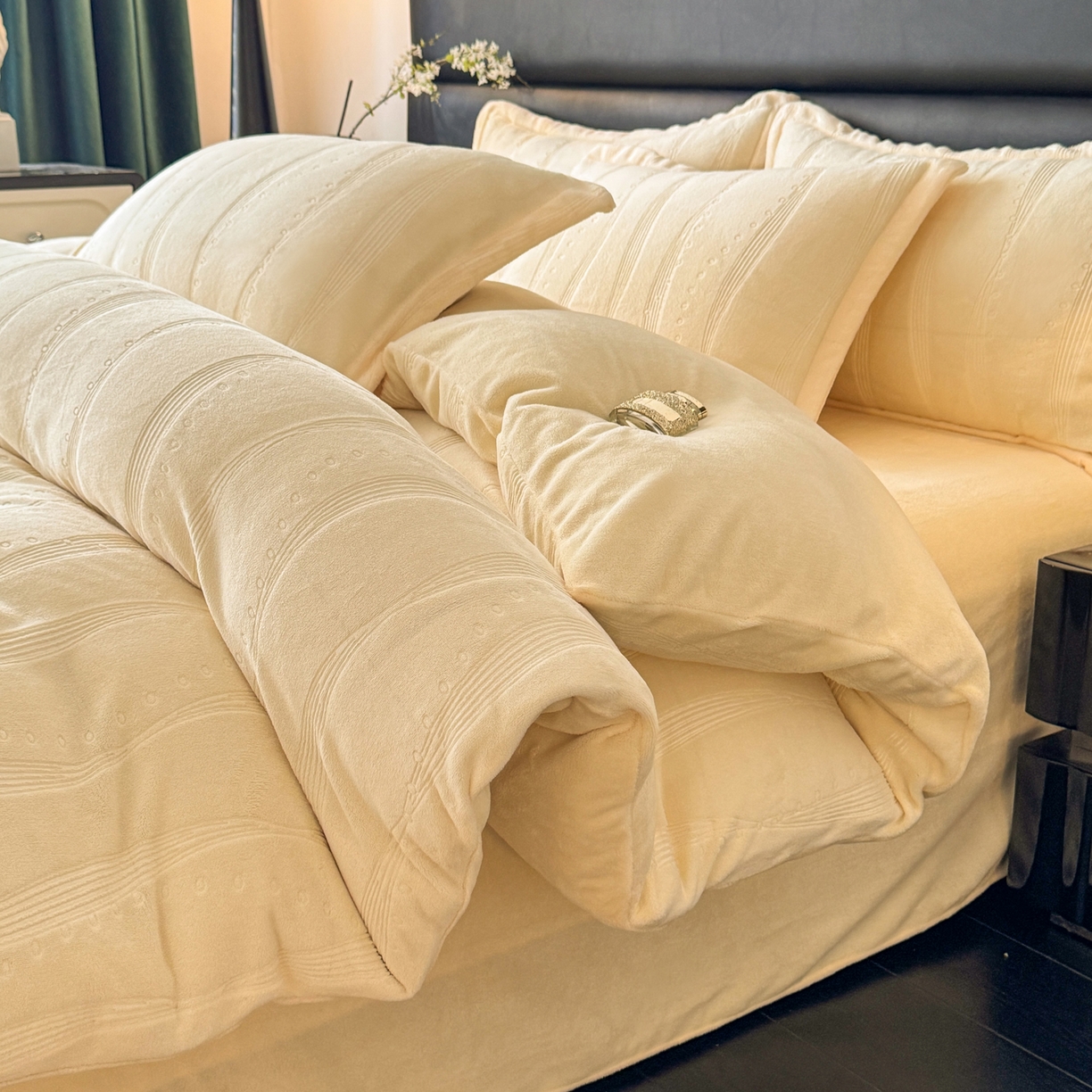 91家纺网 家纺一手货源 找家纺 逸尚阁 2025新款立体雕花牛奶绒四件套--史密斯 史密斯-蜜瓜黄