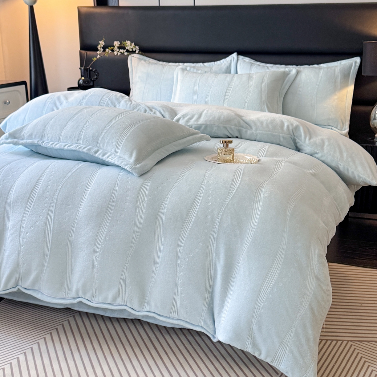 91家纺网 家纺一手货源 找家纺 逸尚阁 2025新款立体雕花牛奶绒四件套--史密斯 史密斯-海洋蓝