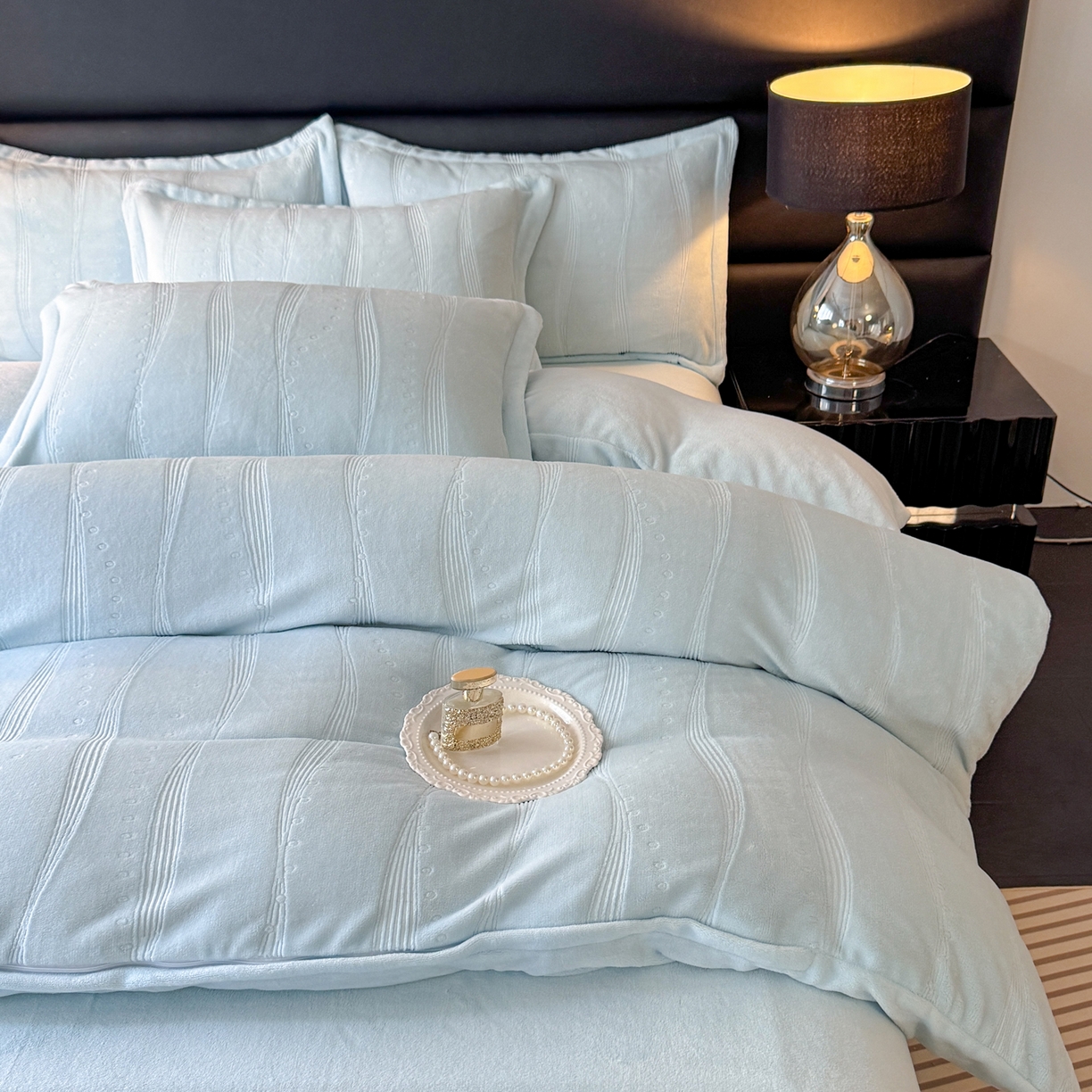 91家纺网 家纺一手货源 找家纺 逸尚阁 2025新款立体雕花牛奶绒四件套--史密斯 史密斯-海洋蓝