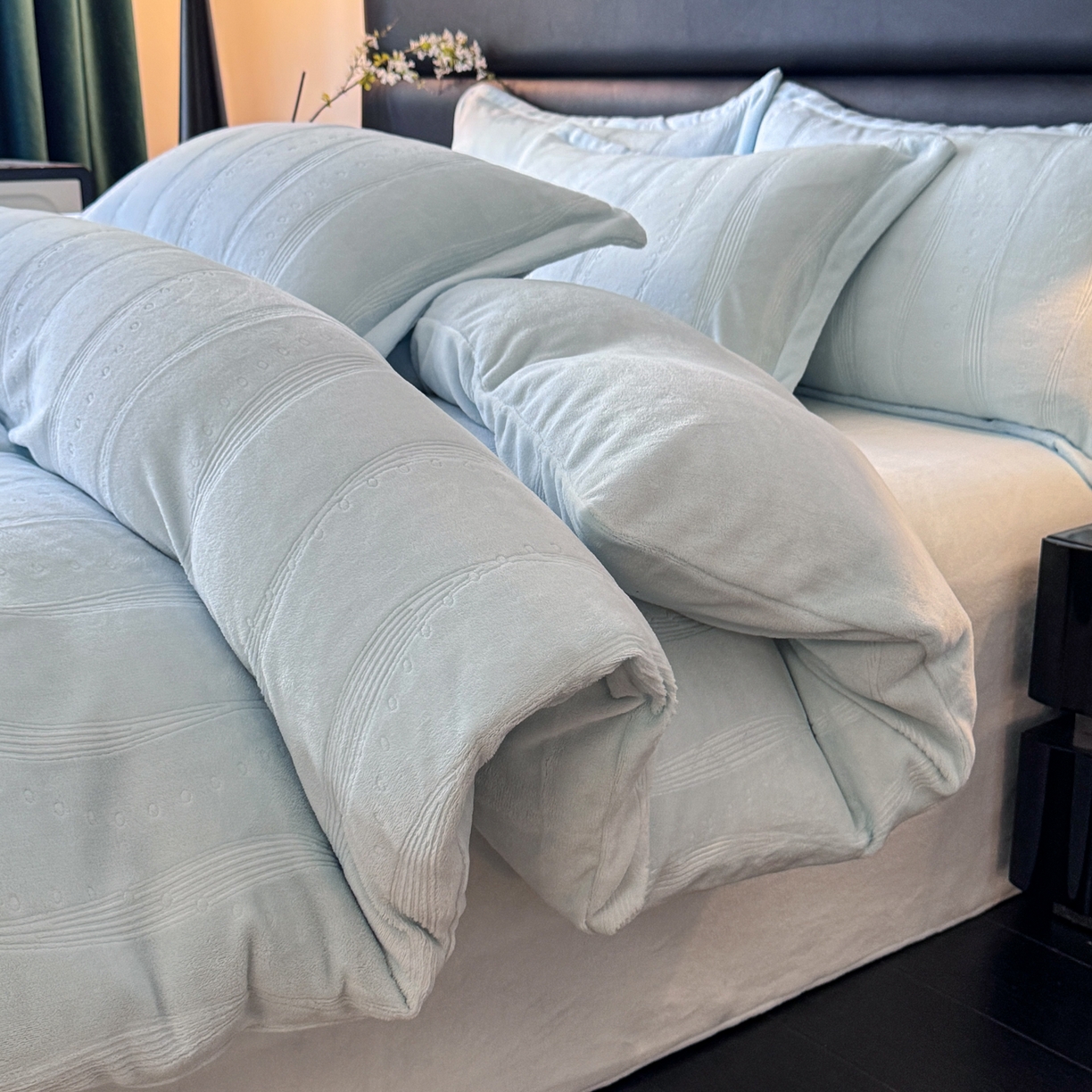 91家纺网 家纺一手货源 找家纺 逸尚阁 2025新款立体雕花牛奶绒四件套--史密斯 史密斯-海洋蓝